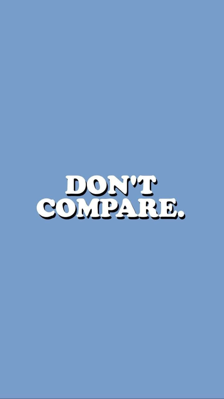 桌布 壁紙 — 粗體白色文字寫著「DON'T COMPARE。」，居中在純藍色背景上。