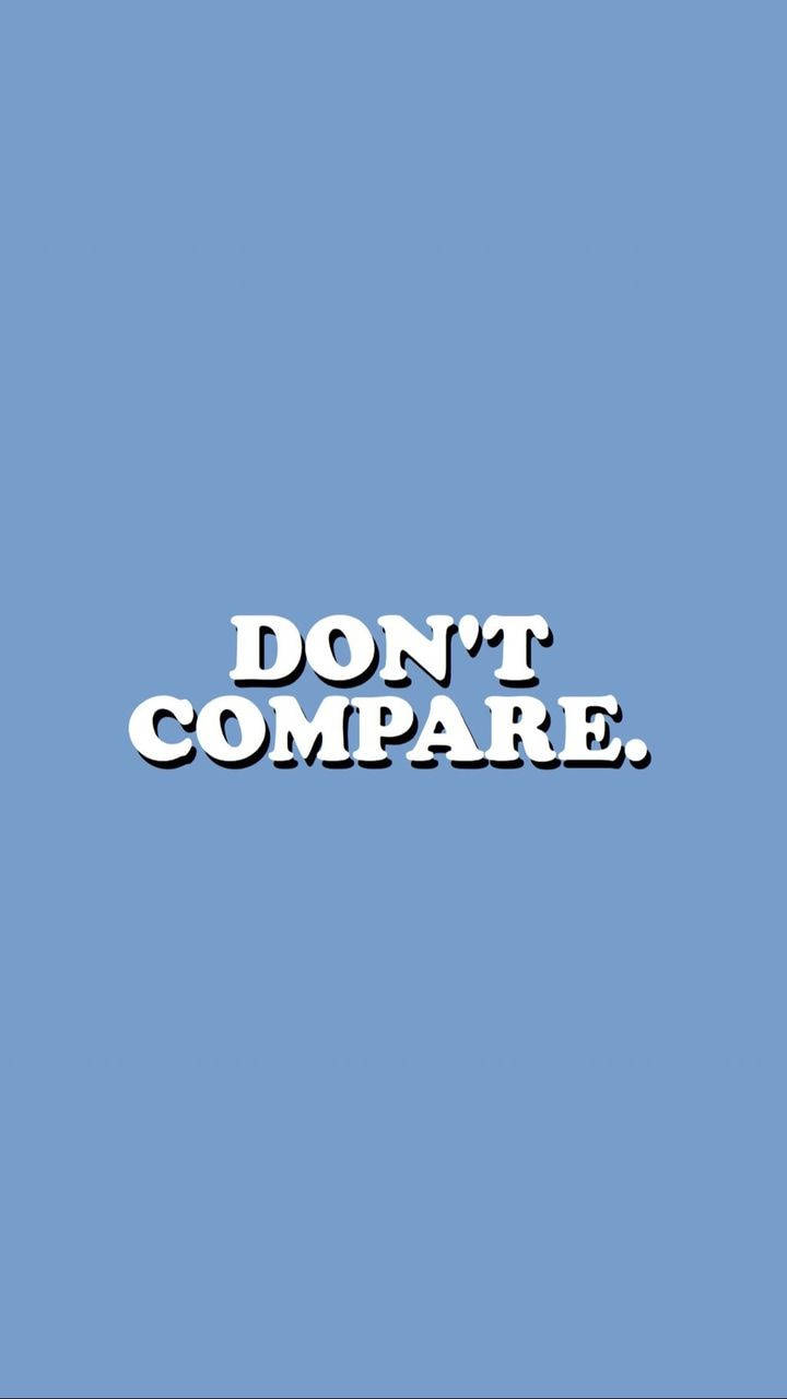 藍色 桌布 壁紙 — 粗體白色文字寫著「DON'T COMPARE.」，居中在純藍色背景上。