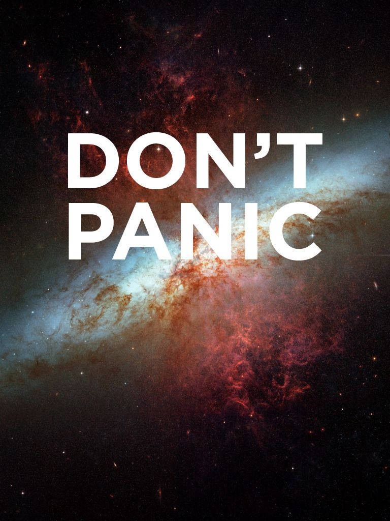 Panic 桌布 壁紙 — 粗體白色文字寫著「DON'T PANIC」，覆蓋在一個充滿活力的宇宙星雲上，有旋轉的紅色、藍色和黑色氣體雲以及遙遠的星星。