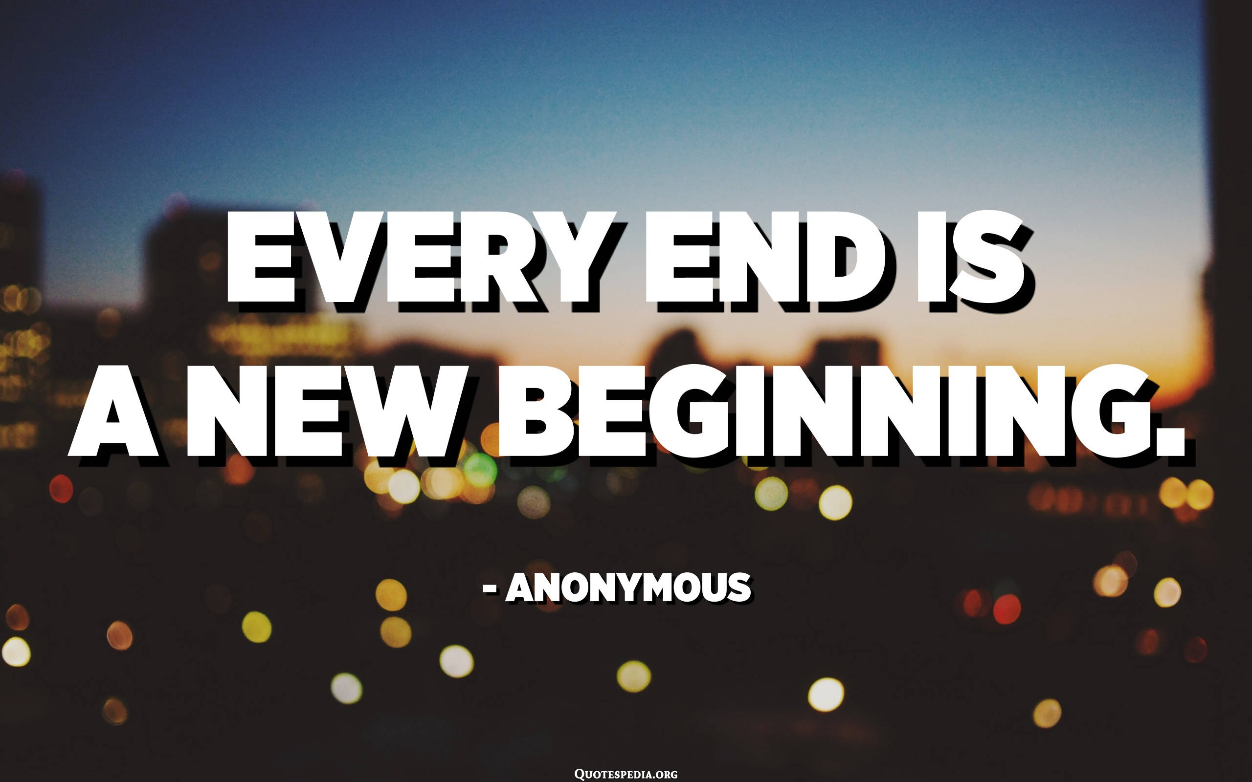 夜空 桌布 壁紙 — 粗體白色文字寫著「EVERY END IS A NEW BEGINNING」，覆蓋在黃昏時分模糊的城市景觀上，帶有發光散景燈光。