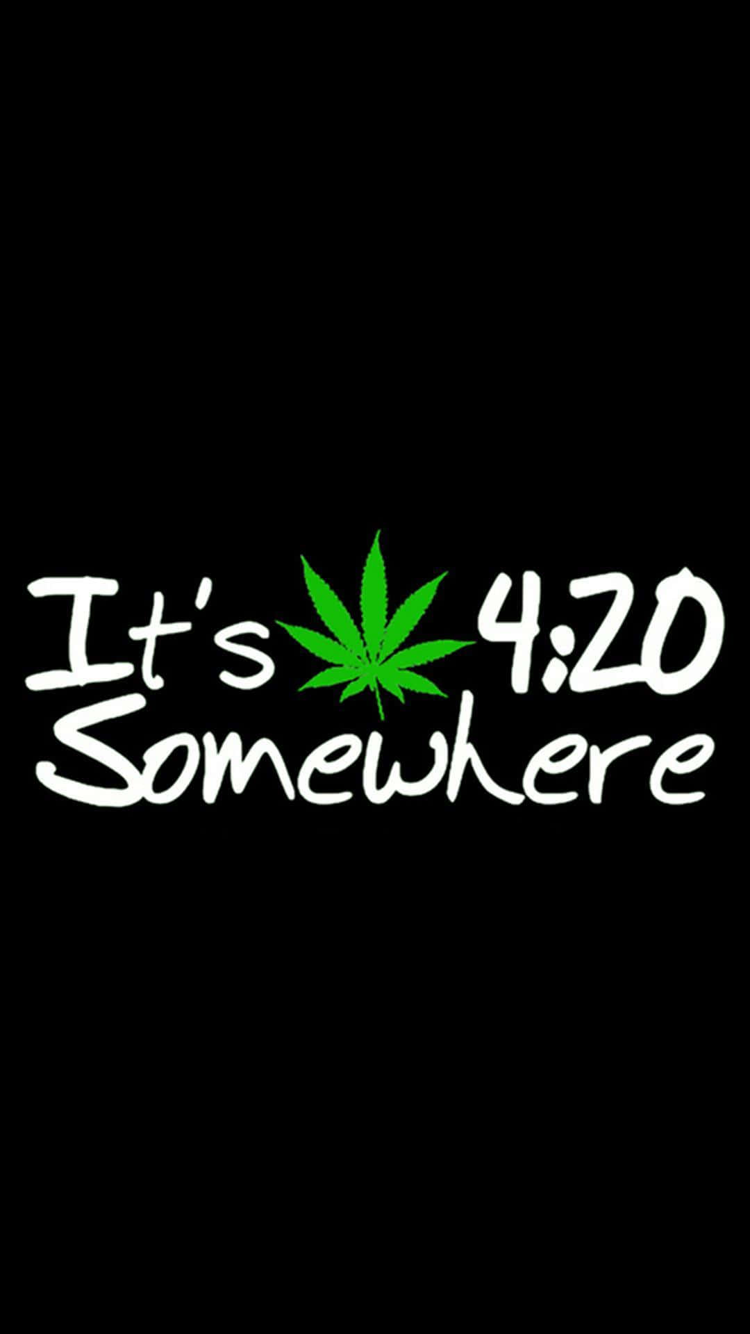 文字圖形顯示「It's 4:20 Somewhere」，黑色背景上單詞之間有一片綠色葉子。 — 大麻 壁紙