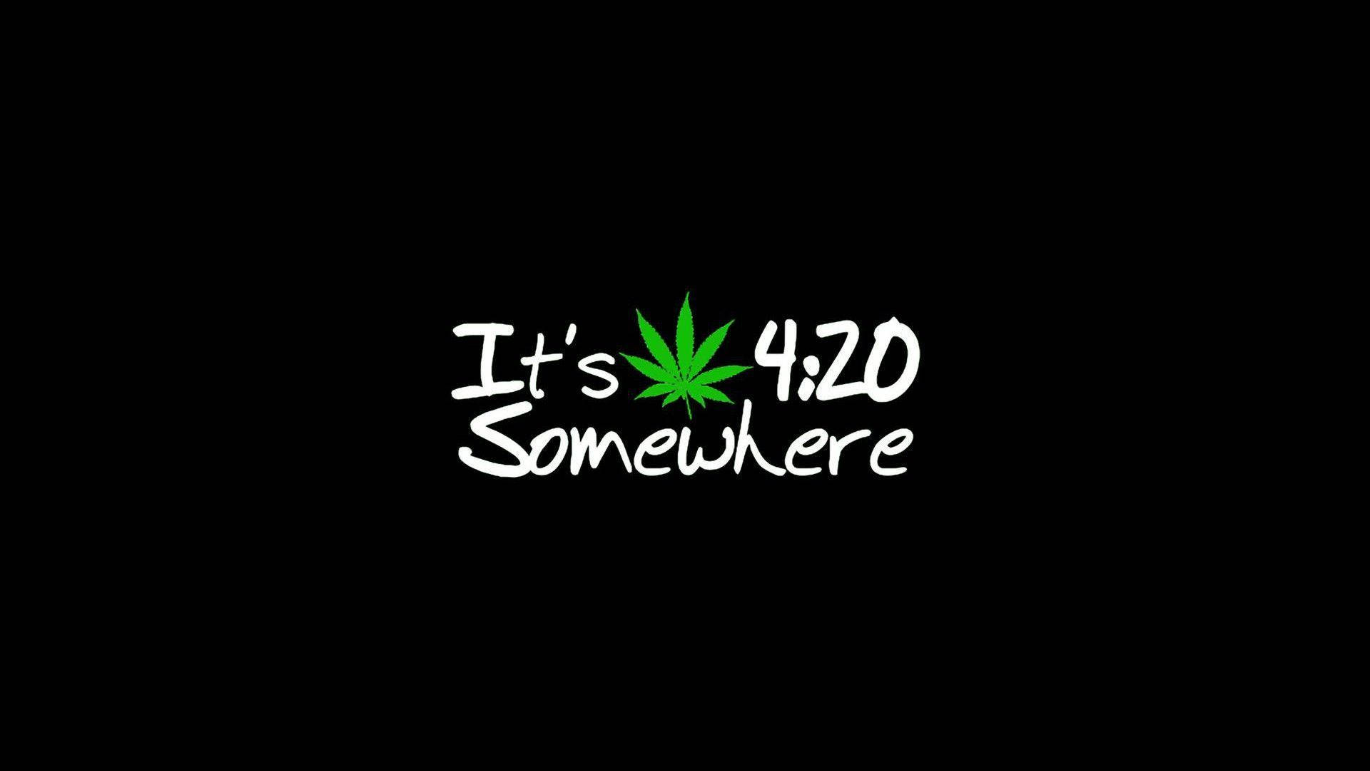 迷幻 桌布 壁紙 — 粗體白色文字寫著「It's 4:20 Somewhere」，並以綠色大麻葉取代冒號，背景為純黑色。