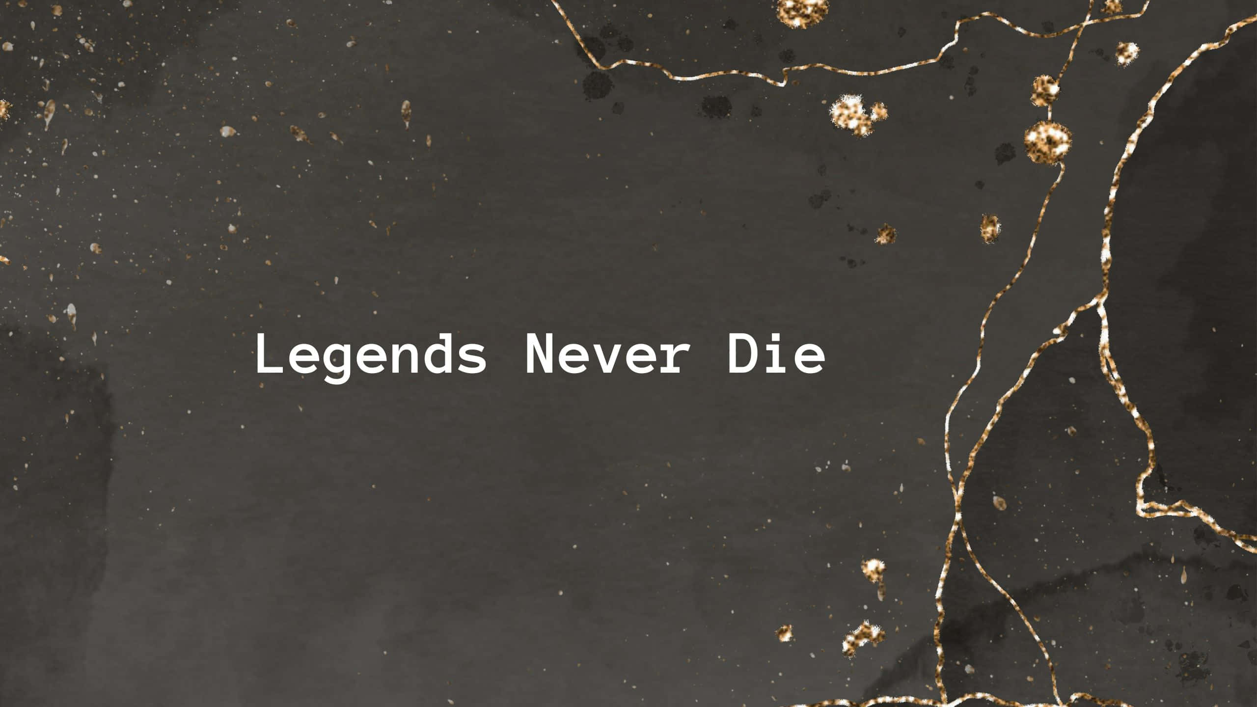 Legends Never Die 桌布 壁紙 — 粗體白色文字寫著 Legends Never Die，背景為深色紋理，帶有金色裂紋點綴。
