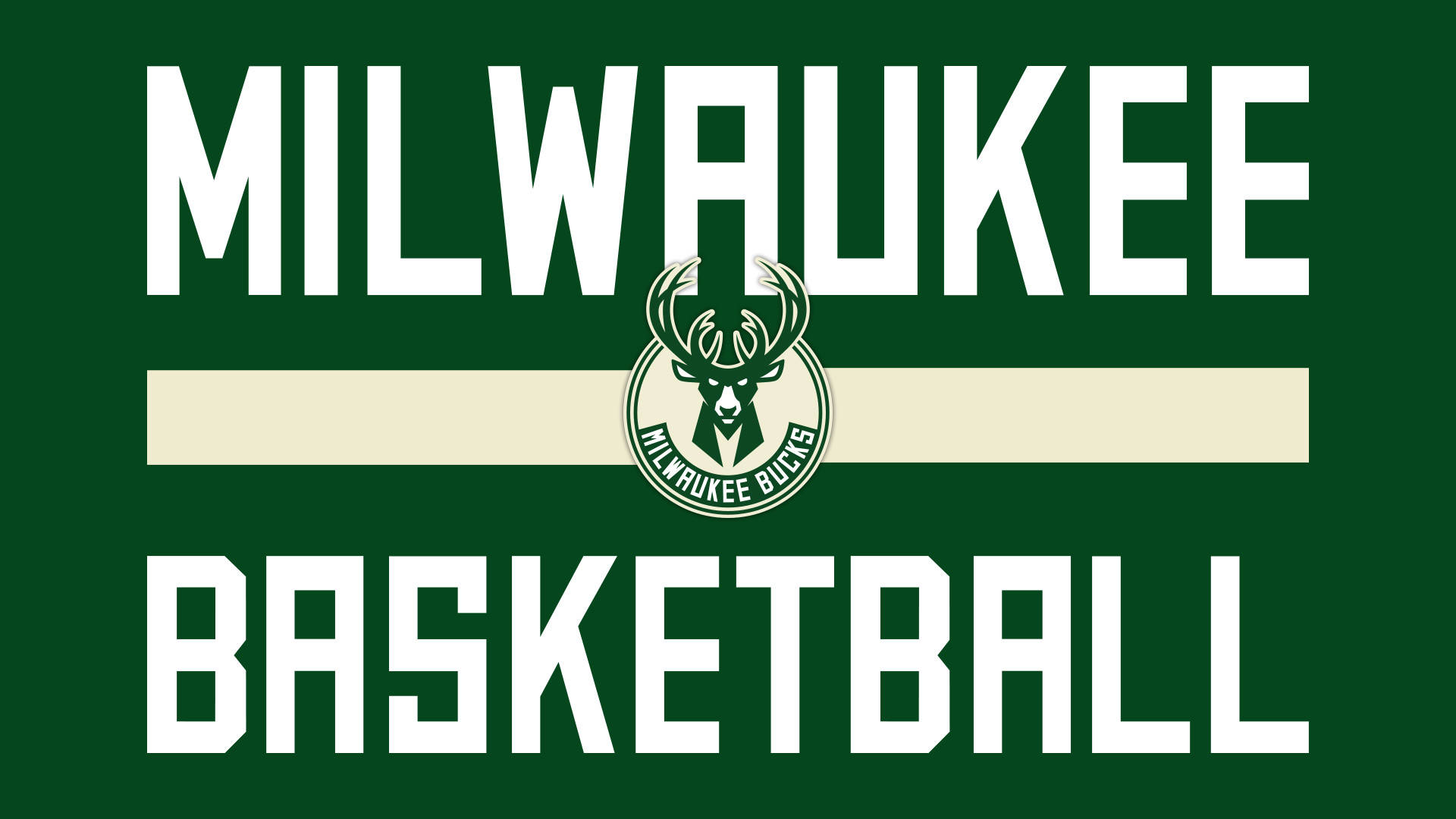 Bucks 桌布 壁紙 — 粗體白色文字寫著 MILWAUKEE BASKETBALL，背景為綠色，帶有奶油色條紋和鹿標誌。