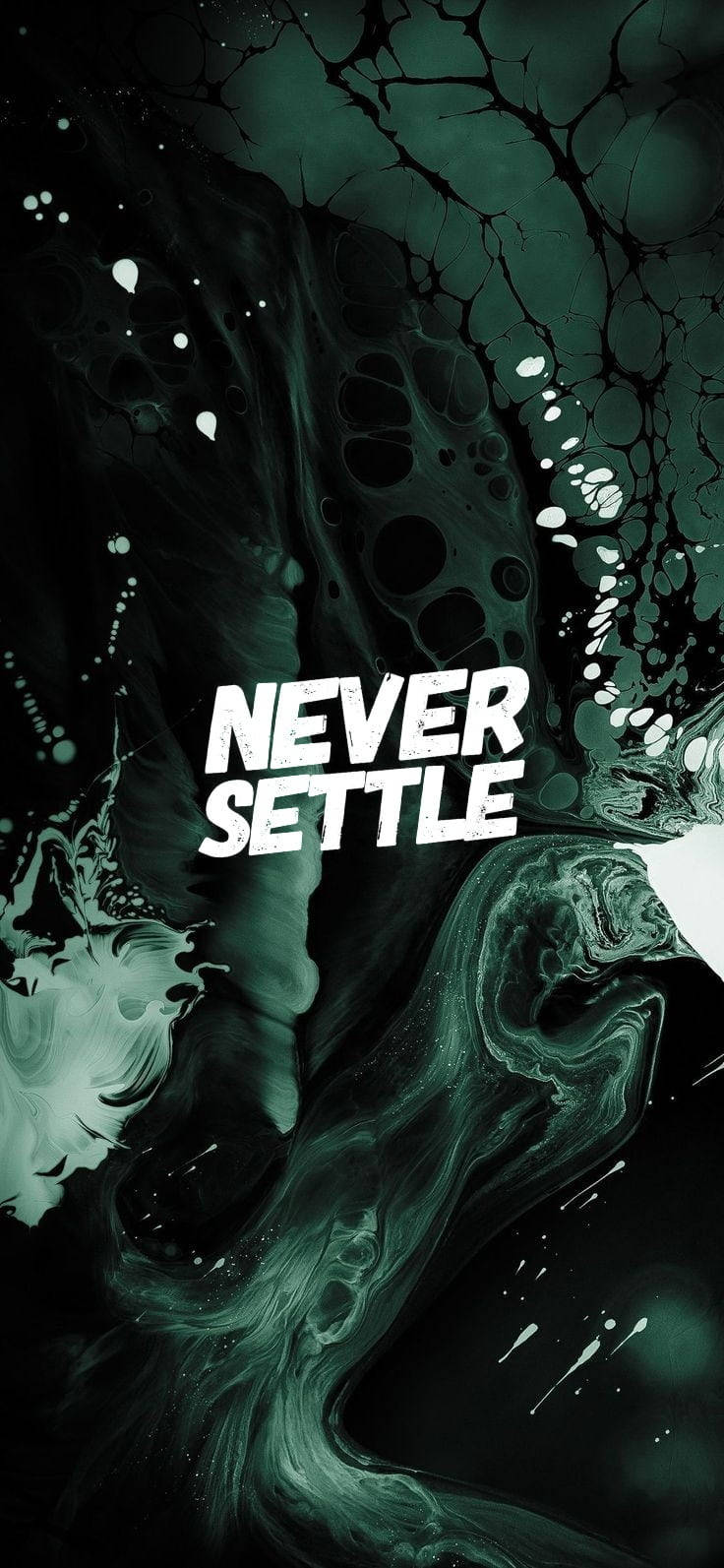 抽象 桌布 壁紙 — 粗體白色文字寫著 never settle，背景是旋轉的深綠色和黑色抽象墨水背景。