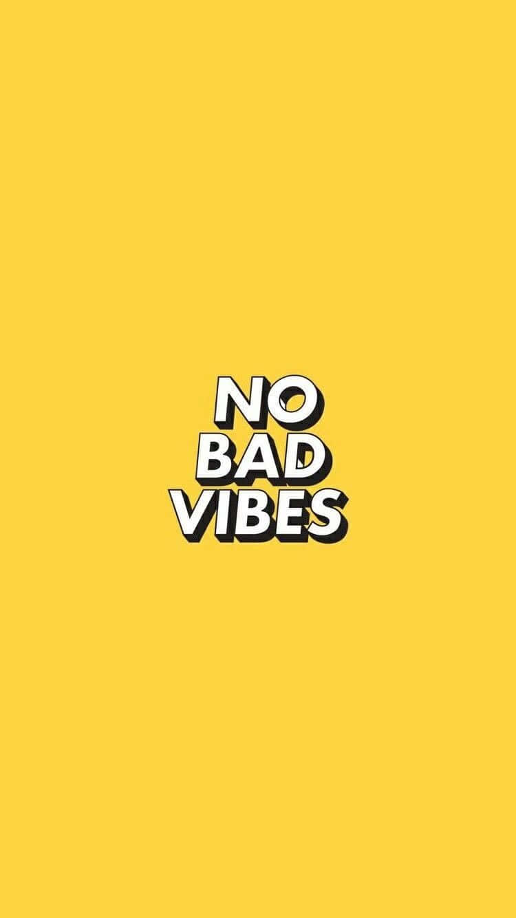 氛圍 桌布 壁紙 — 粗體白色文字寫著「NO BAD VIBES」，居中於純黃色背景上。