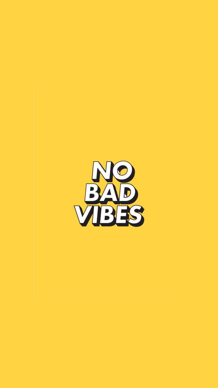 Tumblr iPhone 桌布 壁紙 — 粗體白色文字寫著「NO BAD VIBES」，居中在純黃色背景上。