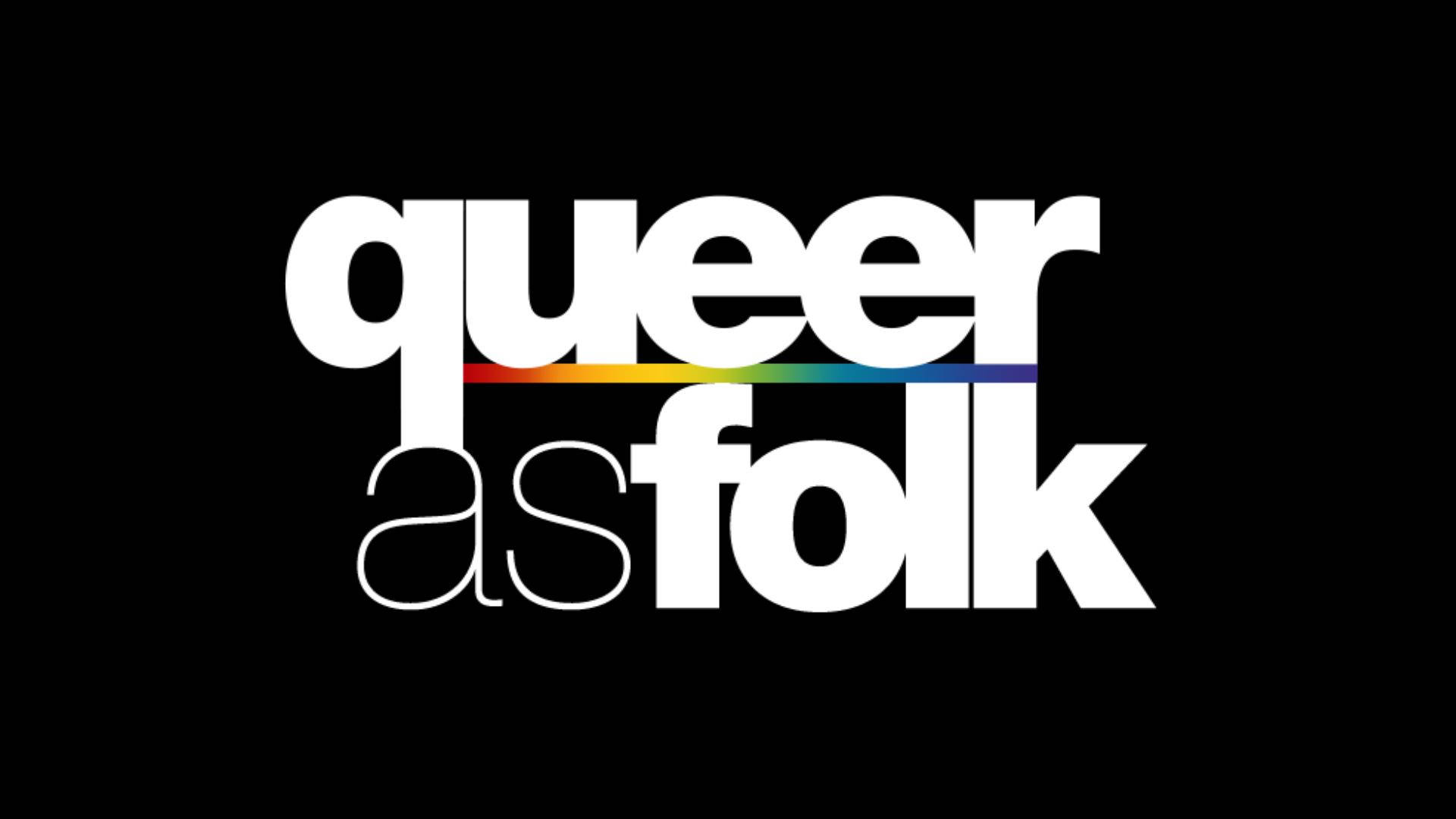As 桌布 壁紙 — 粗體白色文字寫著 queer as folk，在黑色背景上，queer 一詞上有一條彩虹條紋。