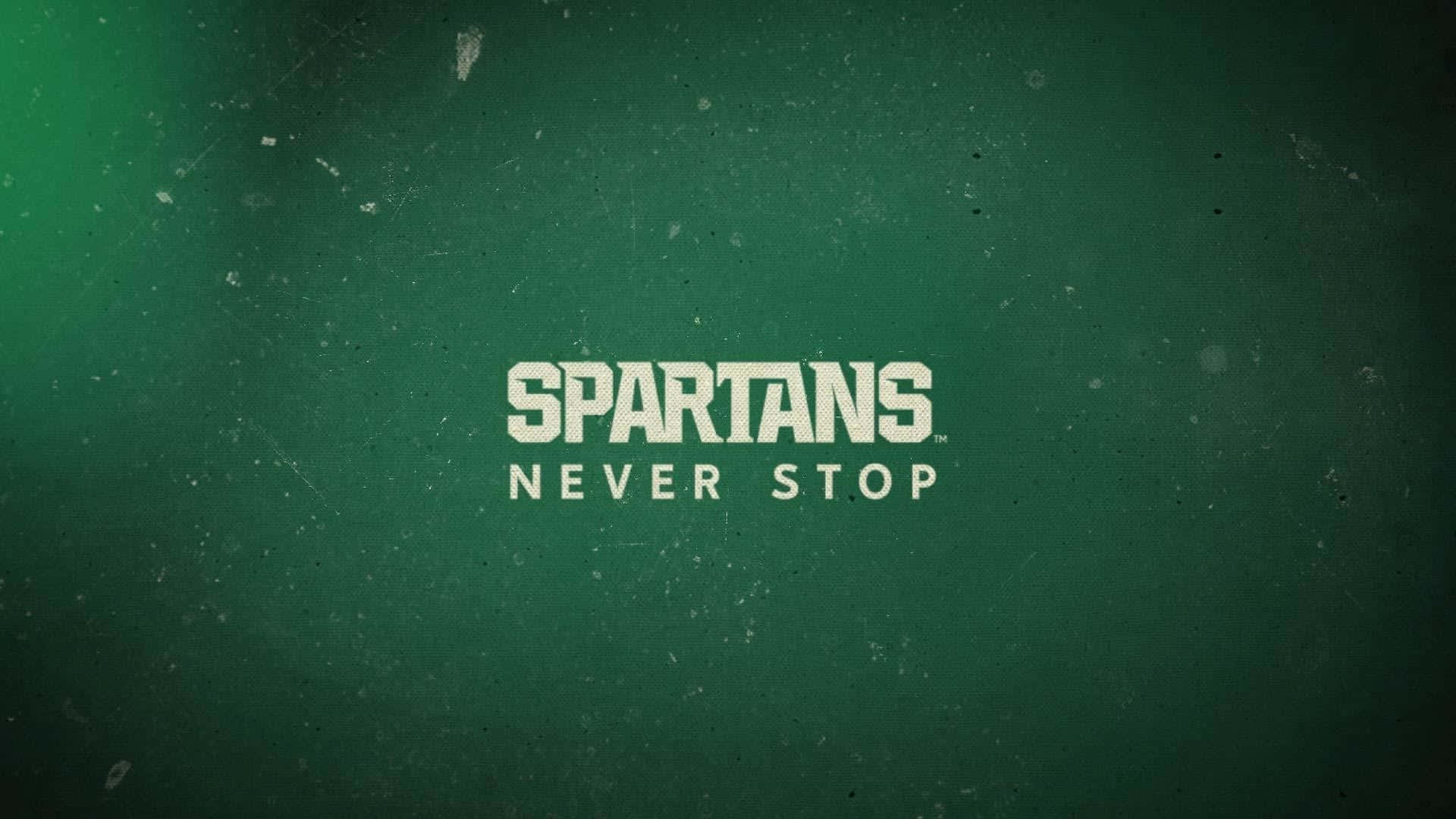 運動 桌布 壁紙 — 粗體白色文字寫著「SPARTANS NEVER STOP」，背景為帶有細微刮痕和斑點的紋理深綠色。