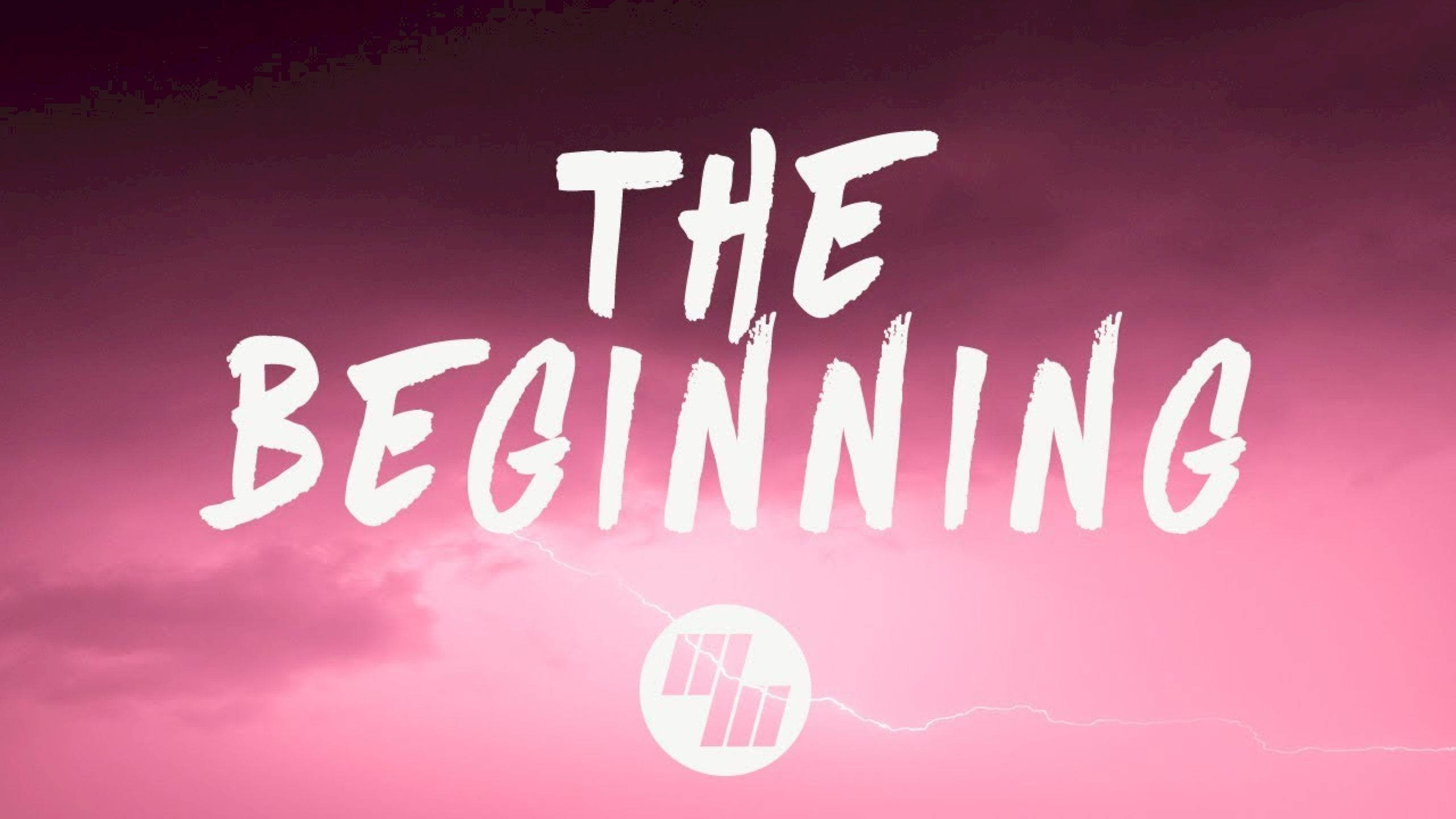 Inspirational Quotes 桌布 壁紙 — 粗體白色文字寫著「THE BEGINNING」，背景是帶有閃電的鮮豔粉紅和紫色暴風雨天空。