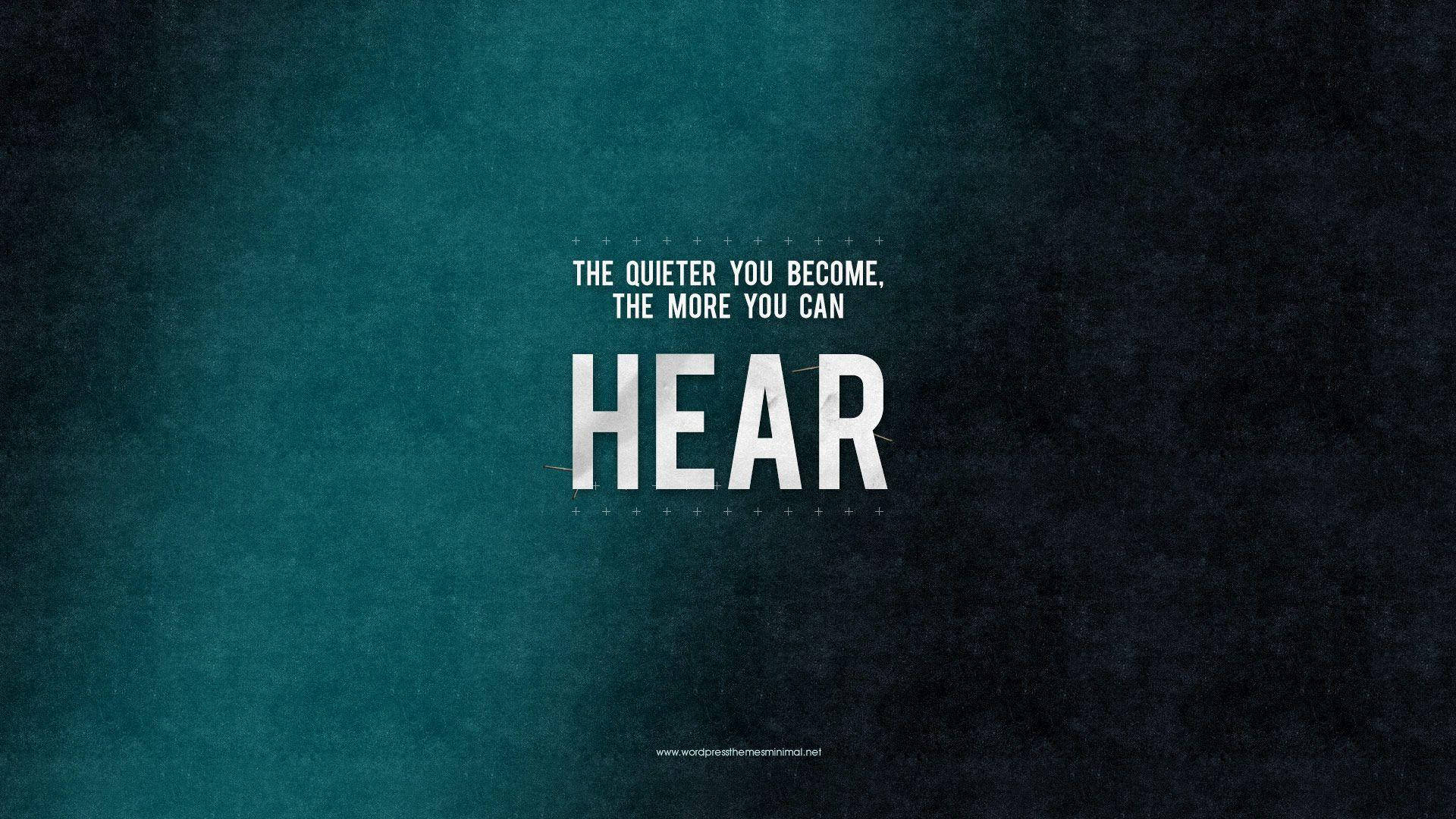 勵志 桌布 壁紙 — 粗體白色文字寫著「THE QUIETER YOU BECOME THE MORE YOU CAN HEAR」，背景為帶紋理的青綠色和黑色漸層。