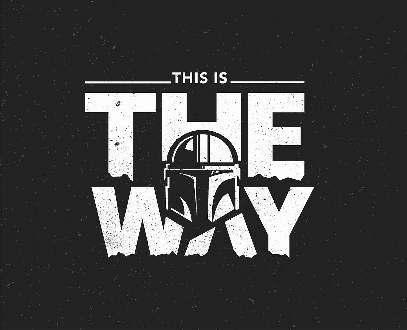 這就是方式 桌布 壁紙 — 粗體白色文字寫著「THIS IS THE WAY」，曼達洛人頭盔融入字母中，背景為斑點黑色。