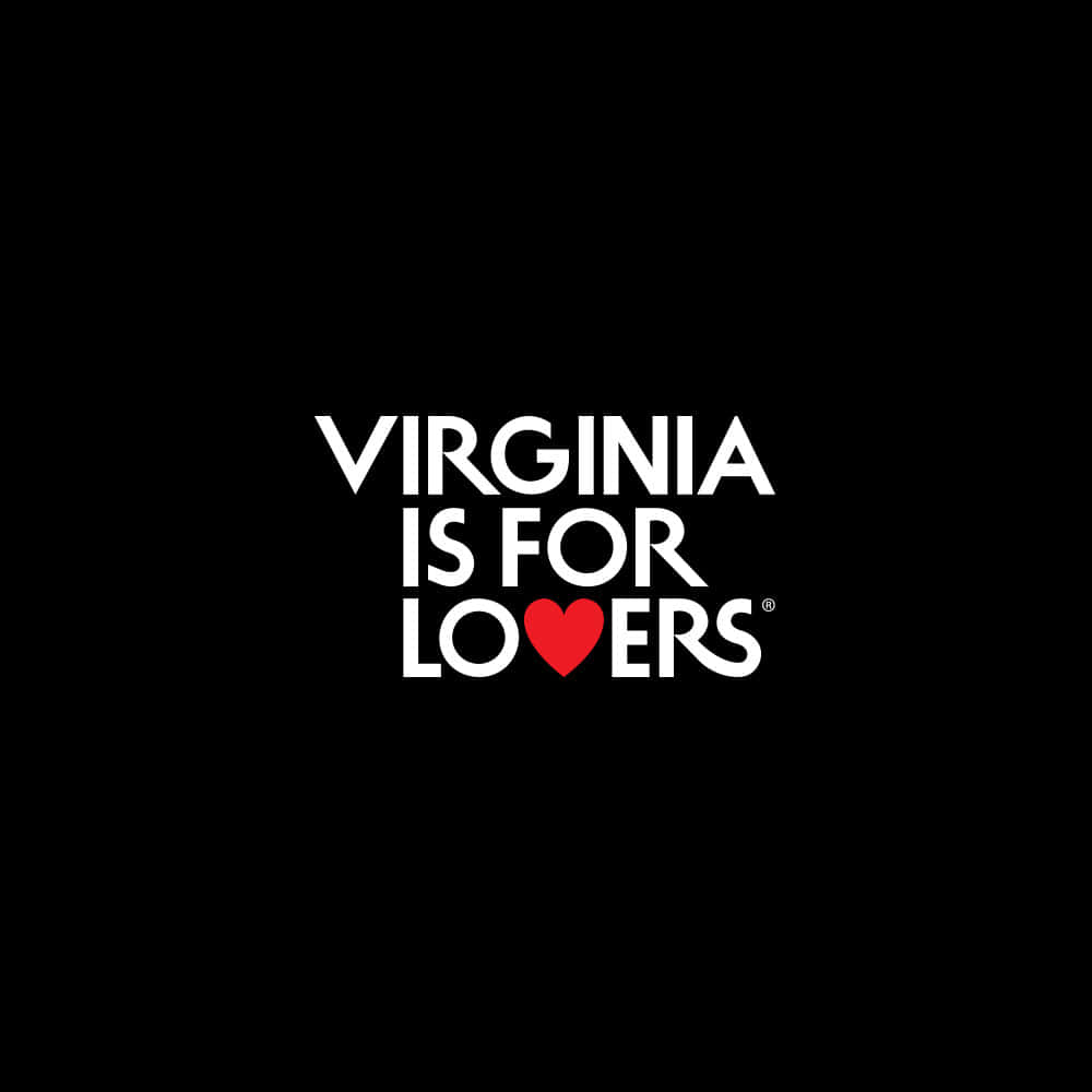 Lovers 桌布 壁紙 — 粗體白色文字寫著 Virginia is for lovers，並用一個紅色心形取代 O，背景為純黑色。