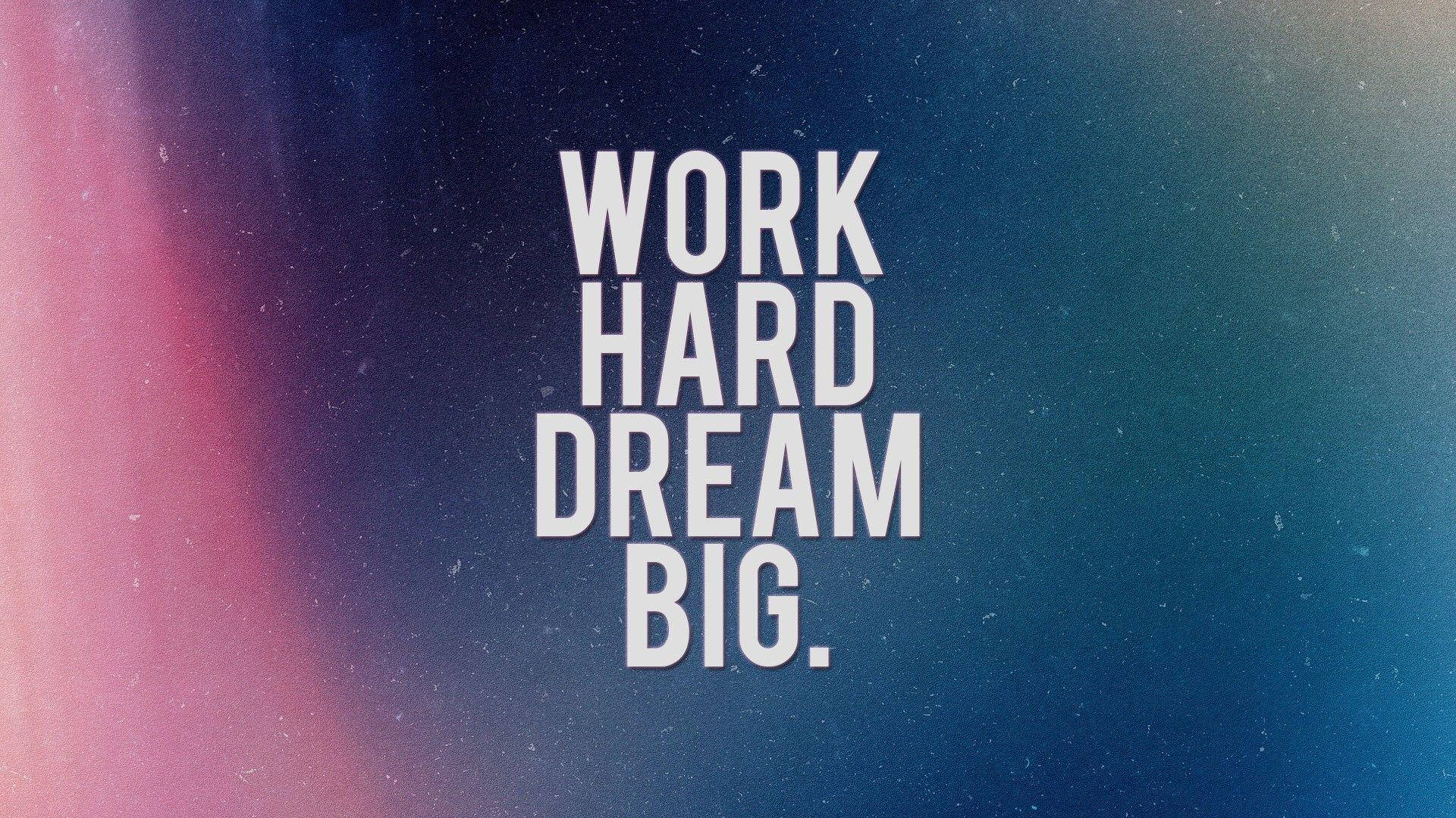 勵志 桌布 壁紙 — 粗體白色文字寫著 work hard dream big，背景是粉紅、藍色和藍綠色的宇宙漸變色，帶有星點。