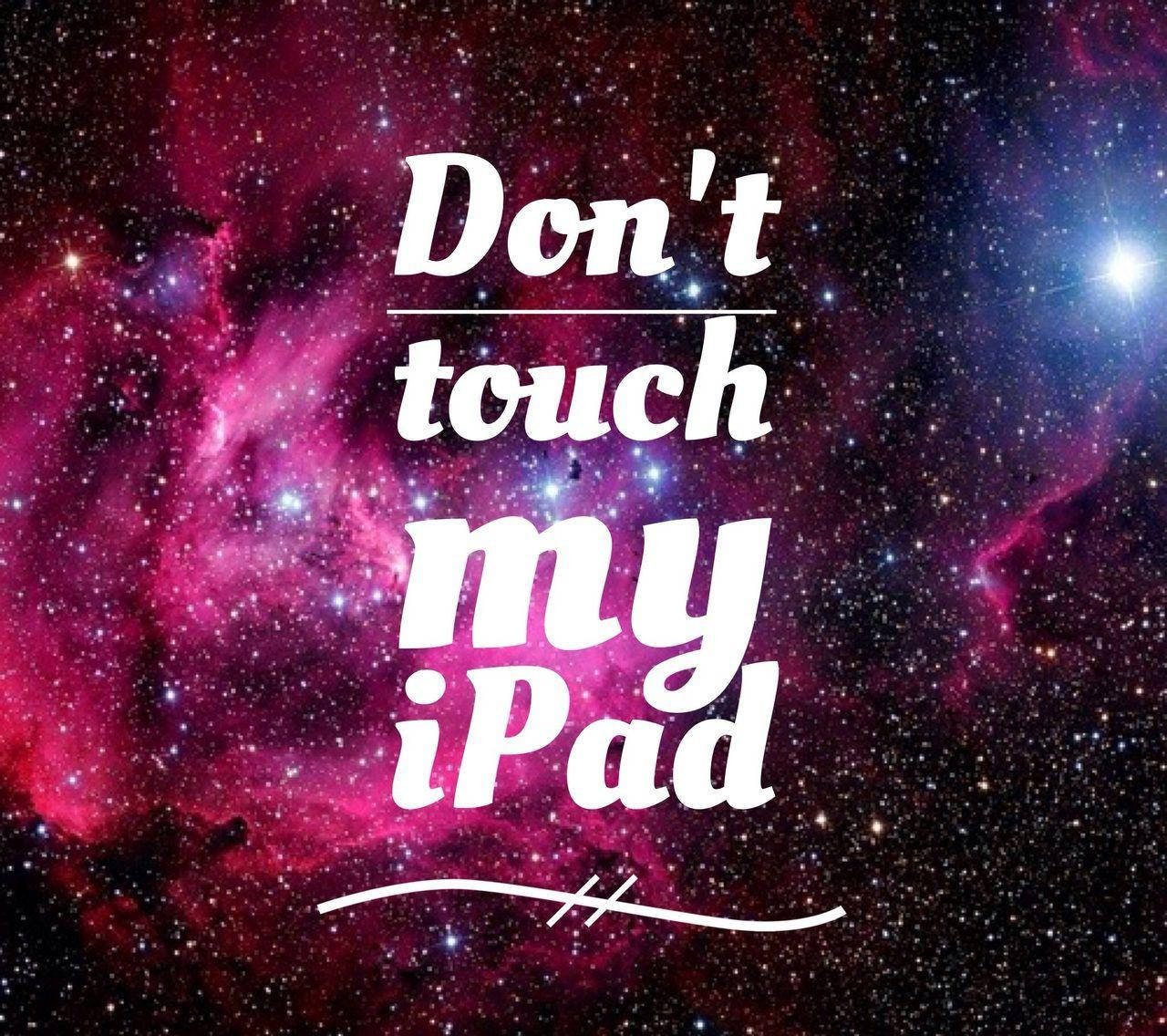 my 桌布 壁紙 — 粗體白色文字寫著「不要碰我的iPad」，背景是充滿粉紅色、紫色和星星的宇宙星雲。