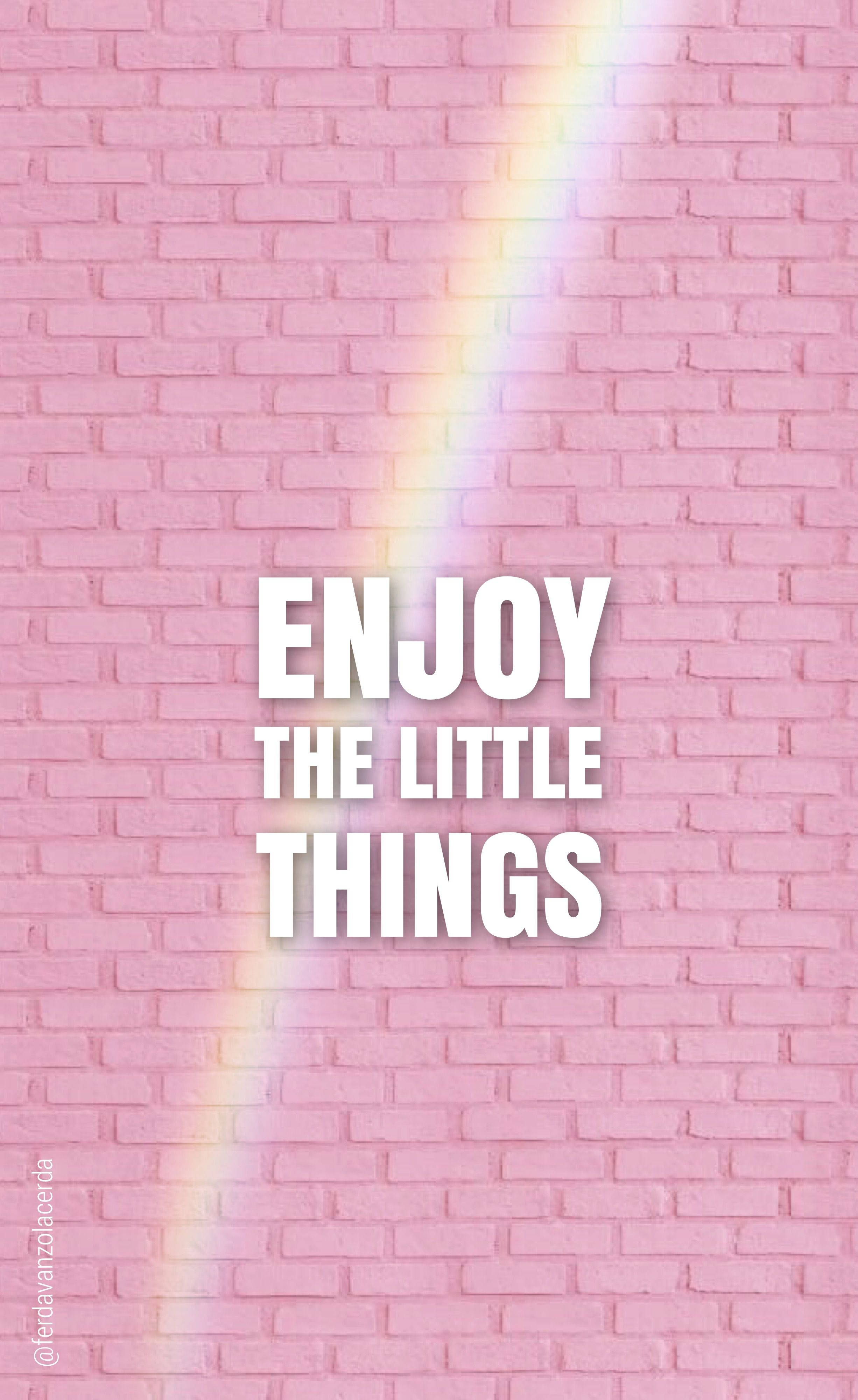 girly pink aesthetic 桌布 壁紙 — 粗體白色文字寫著「享受小事」，背景是柔和的粉紅磚牆，帶有對角彩虹鏡頭光暈。
