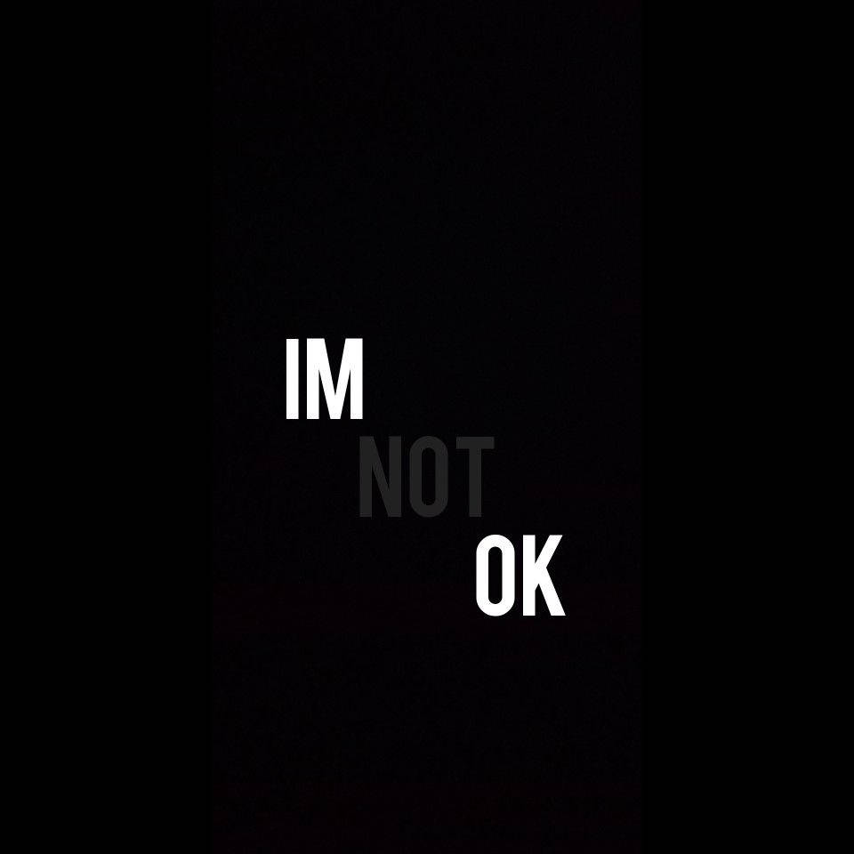 黑白 桌布 壁紙 — 粗體白色文字拼出「IM NOT OK」，以極簡佈局置於純黑背景上。