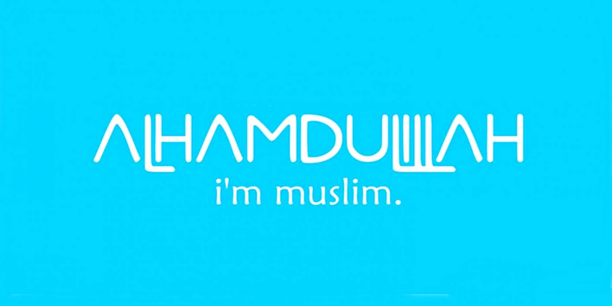 arabic 桌布 壁紙 — 粗體白色文字拼寫 'ALHAMDULILLAH i'm muslim.' 居中在純青色背景上。