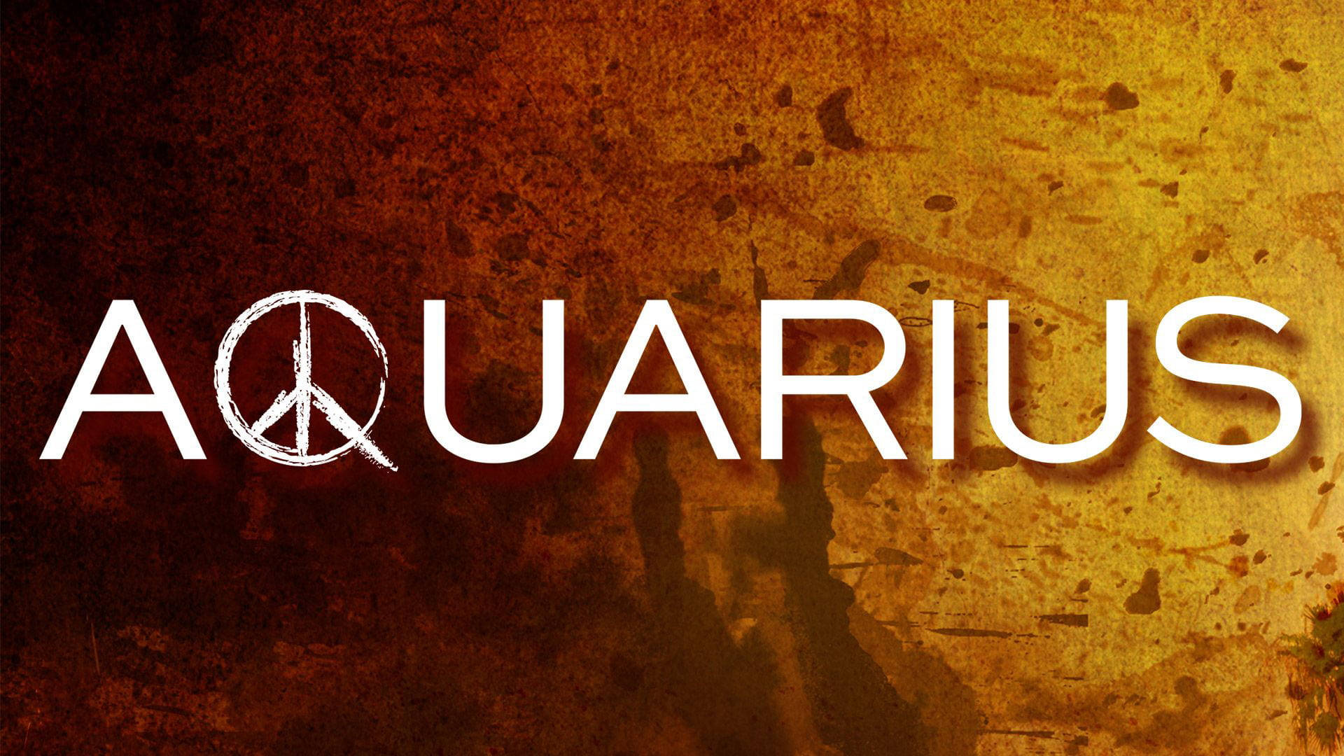 aquarius 桌布 壁紙 — 粗體白色文字拼寫 AQUARIUS，以和平符號取代字母 O，背景為帶有紋理的鏽橙色和棕色。