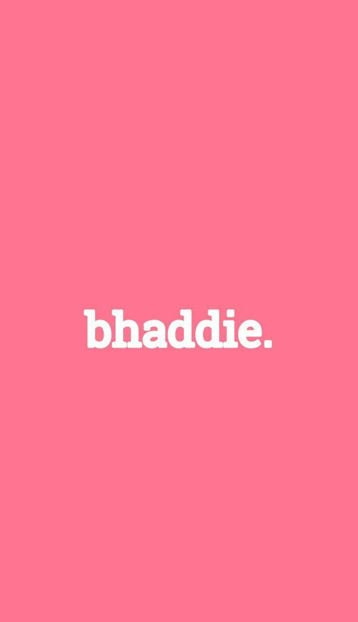 iPhone baddie 桌布 壁紙 — 粗體白色文字拼寫 bhaddie 居中於純色鮮豔粉紅色背景上。