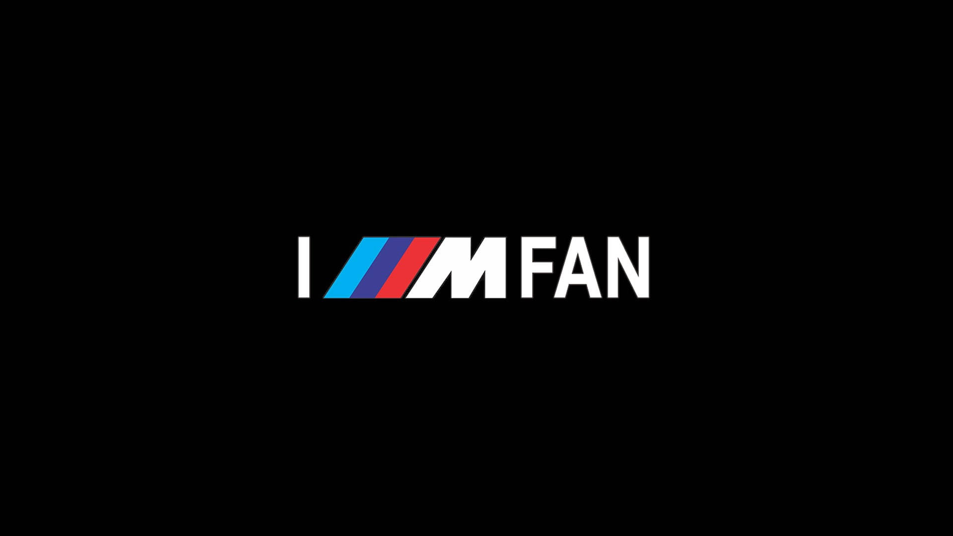 標誌 桌布 壁紙 — 粗體白色文字顯示「I M FAN」，BMW M 條紋標誌居中於純黑色背景上。