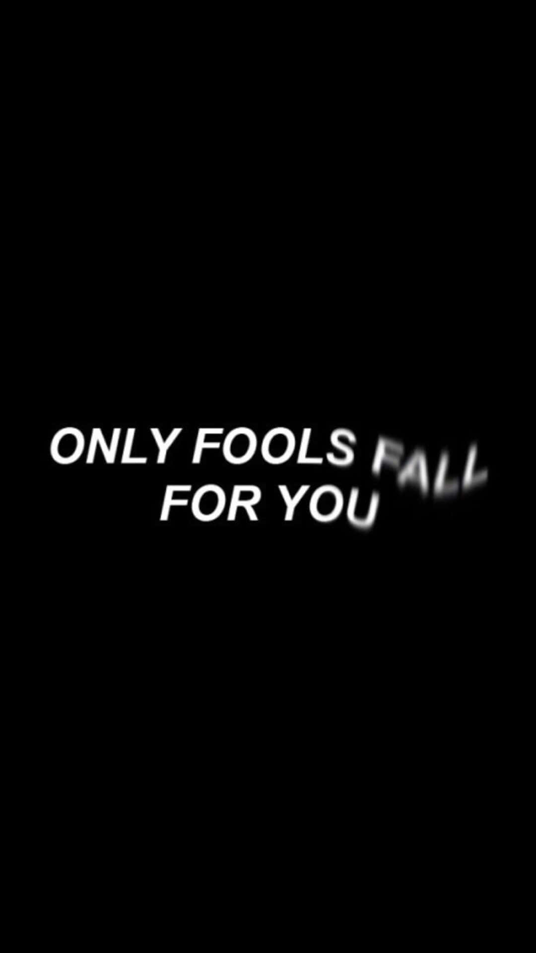 黑白美學動圖 桌布 壁紙 — 粗體白色文字顯示 only fools fall for you，背景為純黑色，fall 一詞帶有微妙的動態模糊效果。
