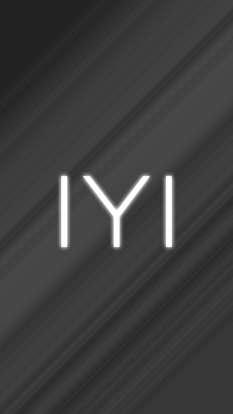 金屬質感 桌布 壁紙 — 粗體白色發光字母 IYI 居中於深灰色對角線條紋背景上。