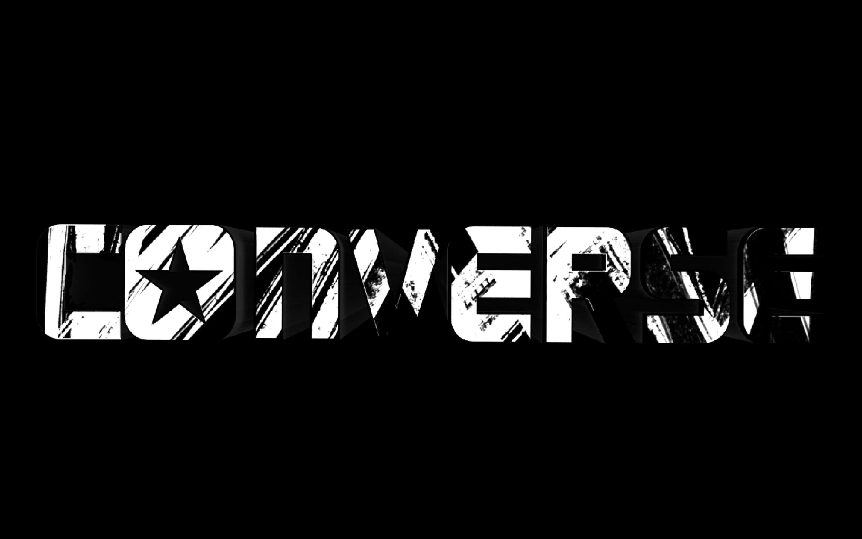 Converse 桌布 壁紙 — 粗體白色磨損Converse標誌，中央帶有星星標誌，置於純黑背景上。