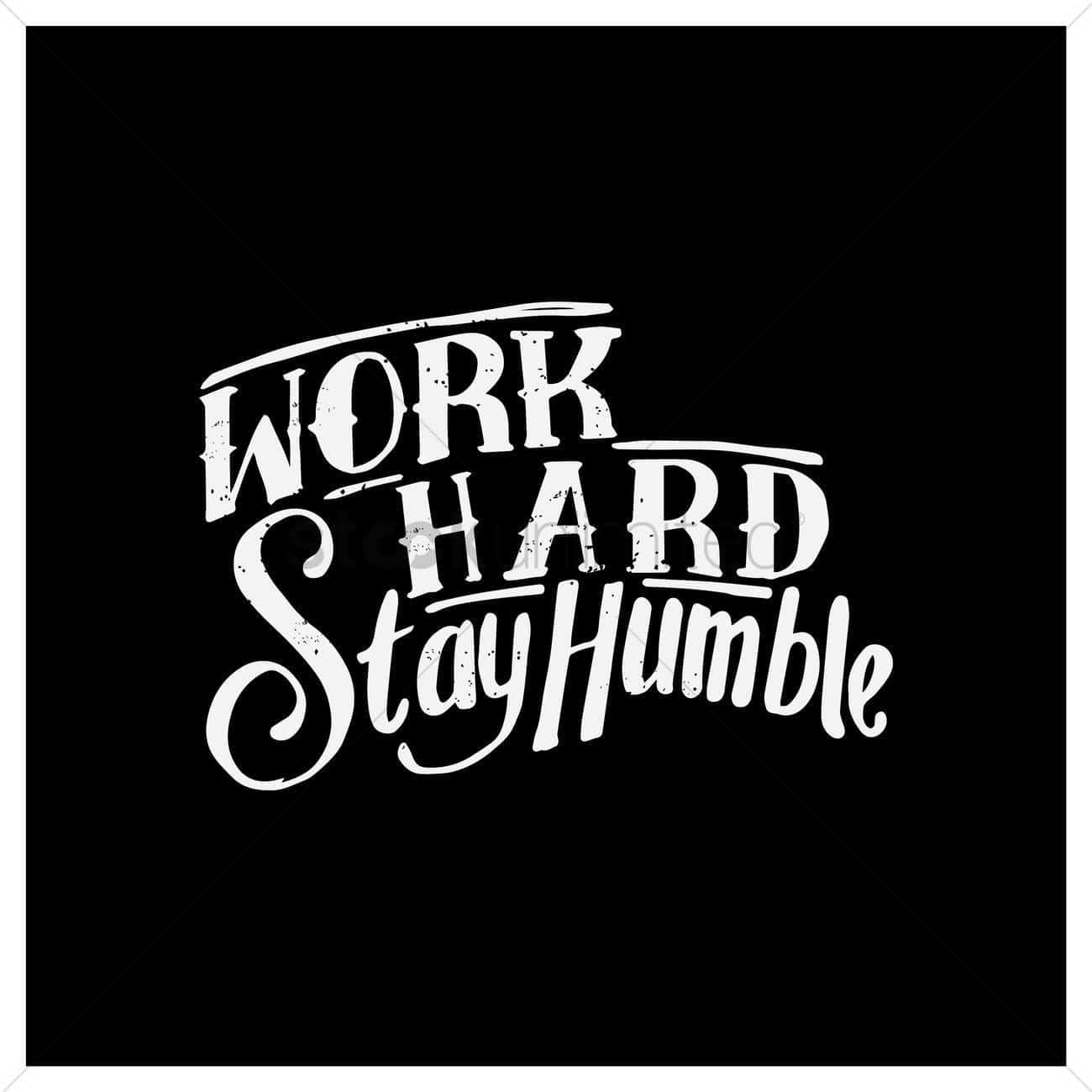 Stay Humble 桌布 壁紙 — 粗體白色磨損字體在純黑背景上寫著 work hard stay humble。