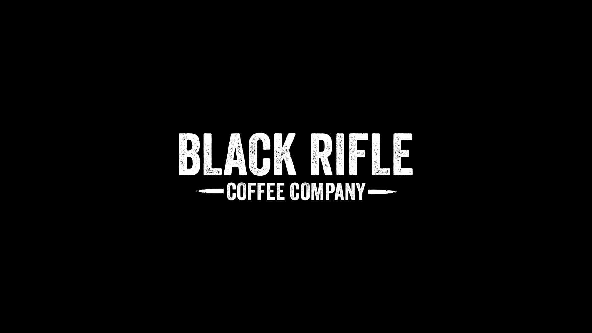 Black Coffee 桌布 壁紙 — 粗體白色磨損文字在純黑色背景中央顯示 black rifle coffee company。