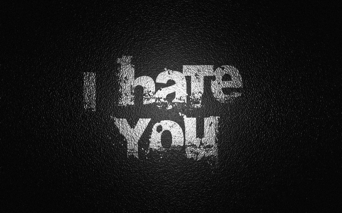 Design 桌布 壁紙 — 粗體白色磨損文字寫著「I hate YOU」，在帶有紋理的黑色皮革背景上格外突出。
