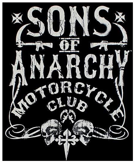 Sons Of Anarchy 桌布 壁紙 — 粗體白色磨損文字寫著 Sons of Anarchy Motorcycle Club，黑色背景上有骷髏頭和交叉的槍支。