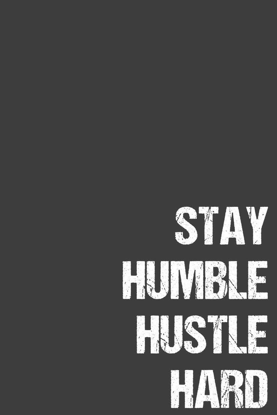 激勵 桌布 壁紙 — 粗體白色磨損文字寫著 stay humble hustle hard，背景為純深灰色。