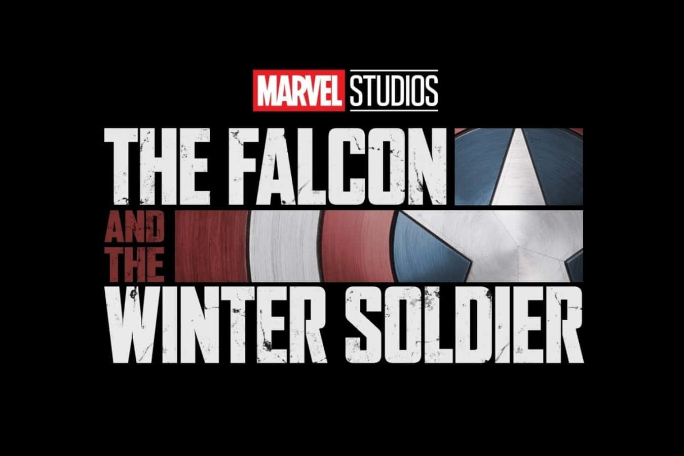漫威 桌布 壁紙 — 粗體白色磨損文字寫著「THE FALCON AND THE WINTER SOLDIER」，背景為黑色，並有美國隊長盾牌碎片。