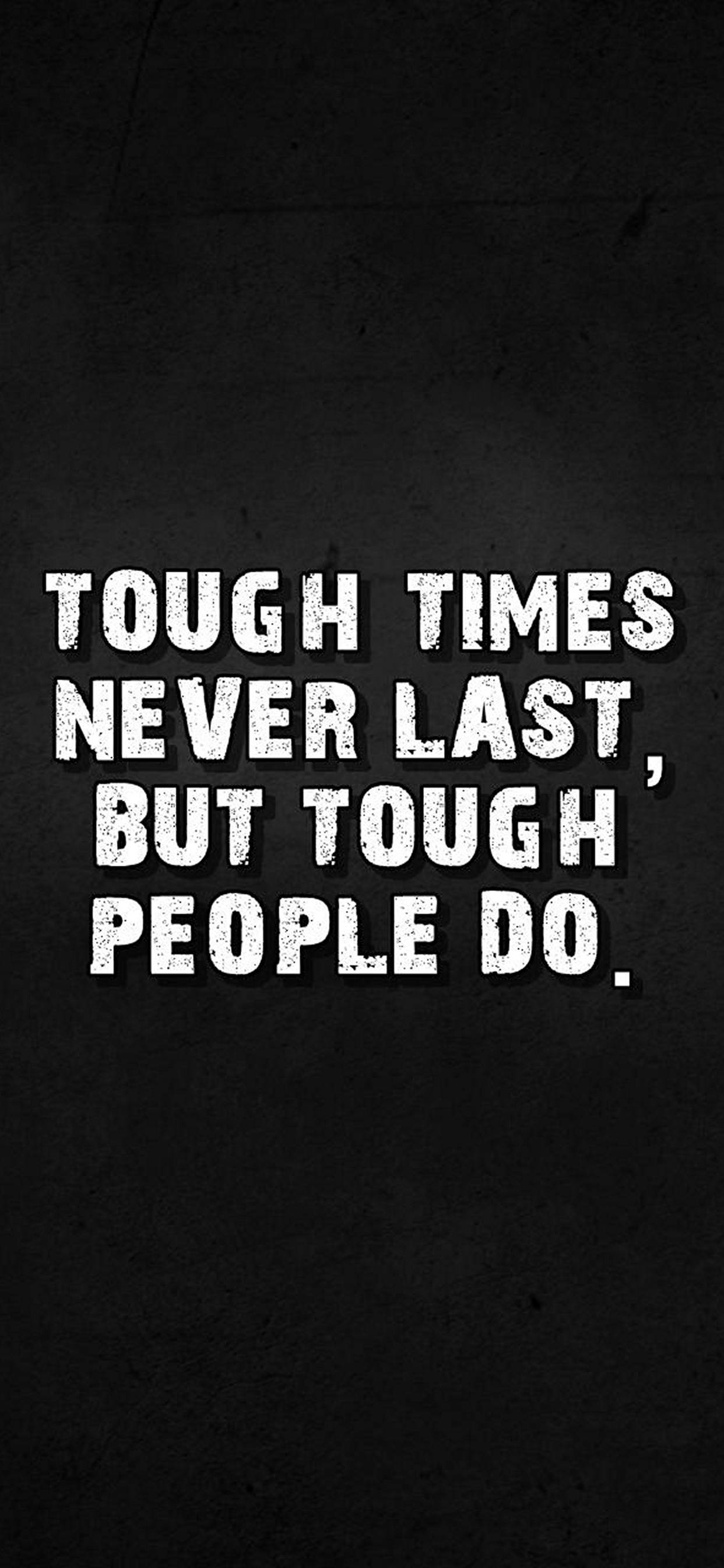 勵志 iPhone 桌布 壁紙 — 粗體白色磨損文字寫著 tough times never last but tough people do，背景為帶紋理的黑色。