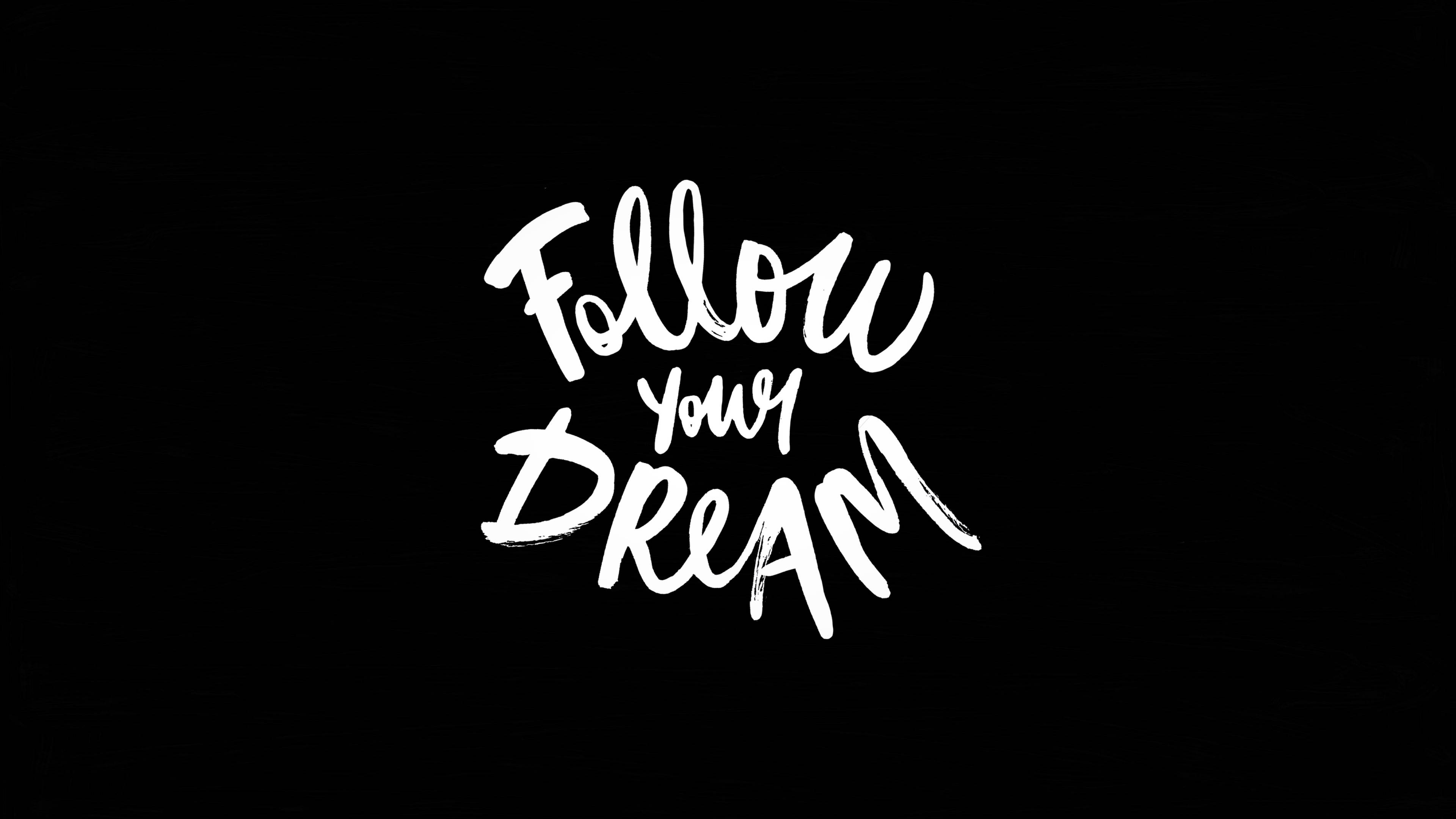夢幻 桌布 壁紙 — 粗體白色筆觸字母在純黑色背景上拼出「Follow your DREAM」。