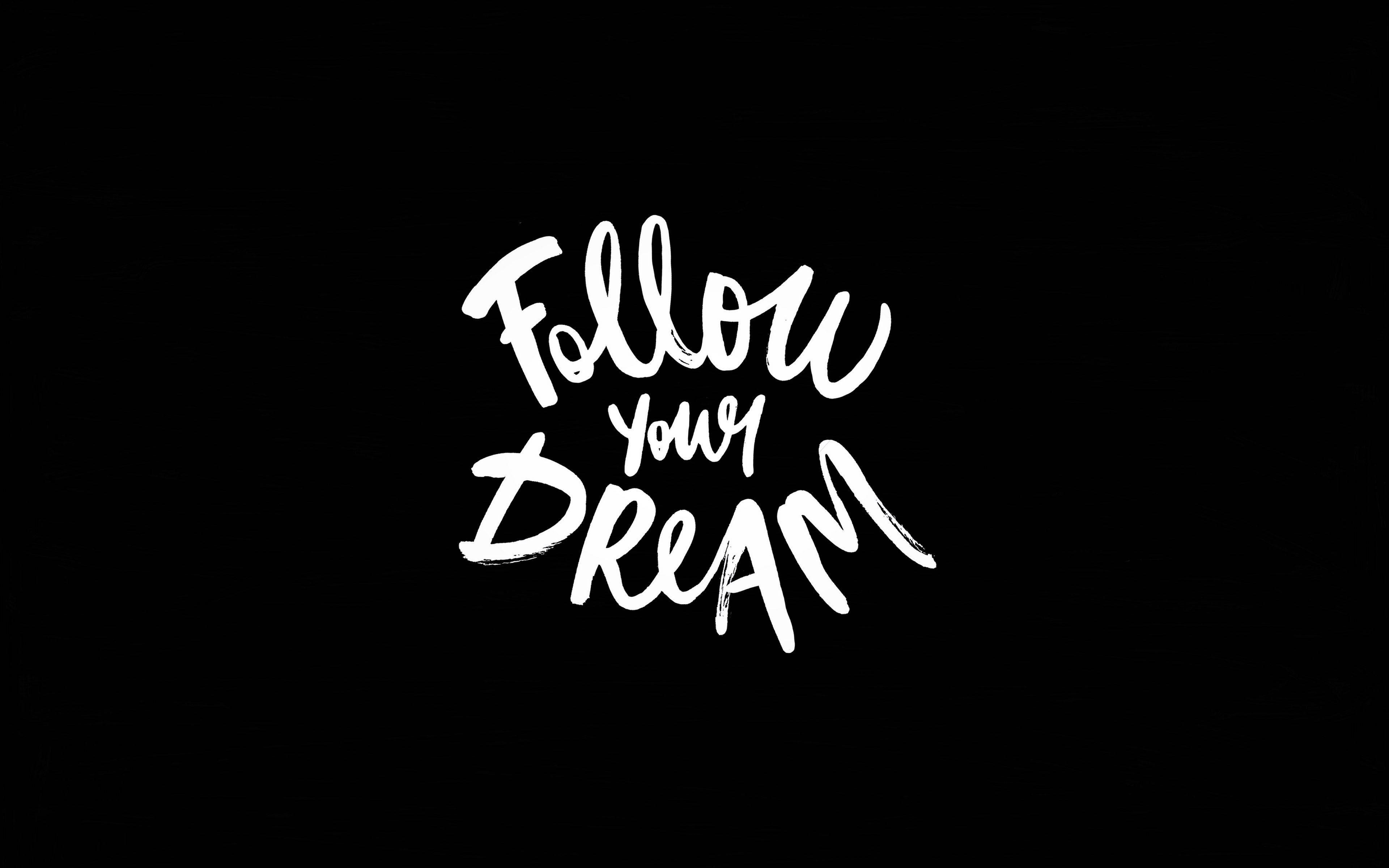 桌布 壁紙 — 粗體白色筆觸文字「Follow your DREAM」居中顯示在純黑色背景上。