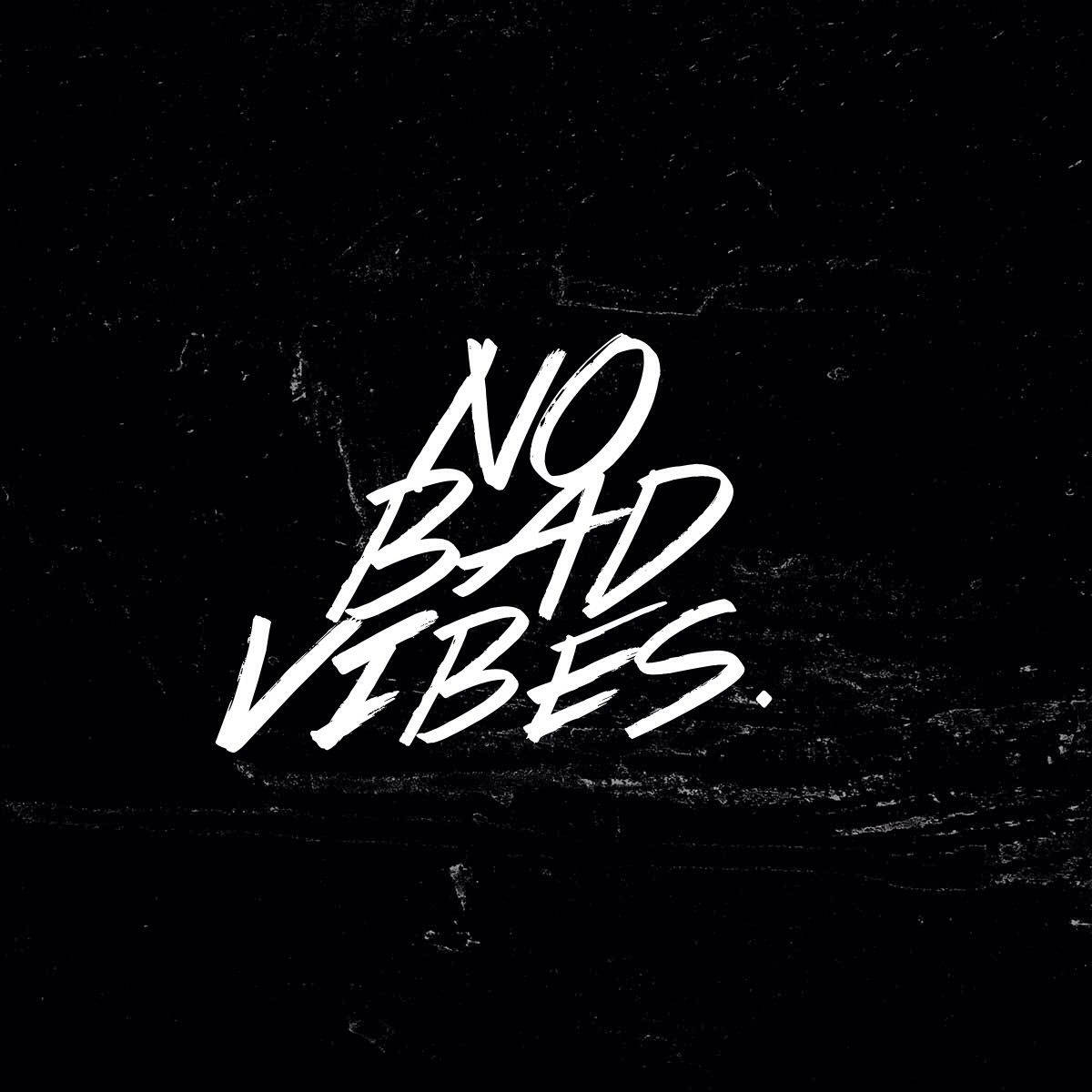 氛圍 桌布 壁紙 — 粗體白色筆觸文字 'NO BAD VIBES' 在紋理黑色背景上脫穎而出。