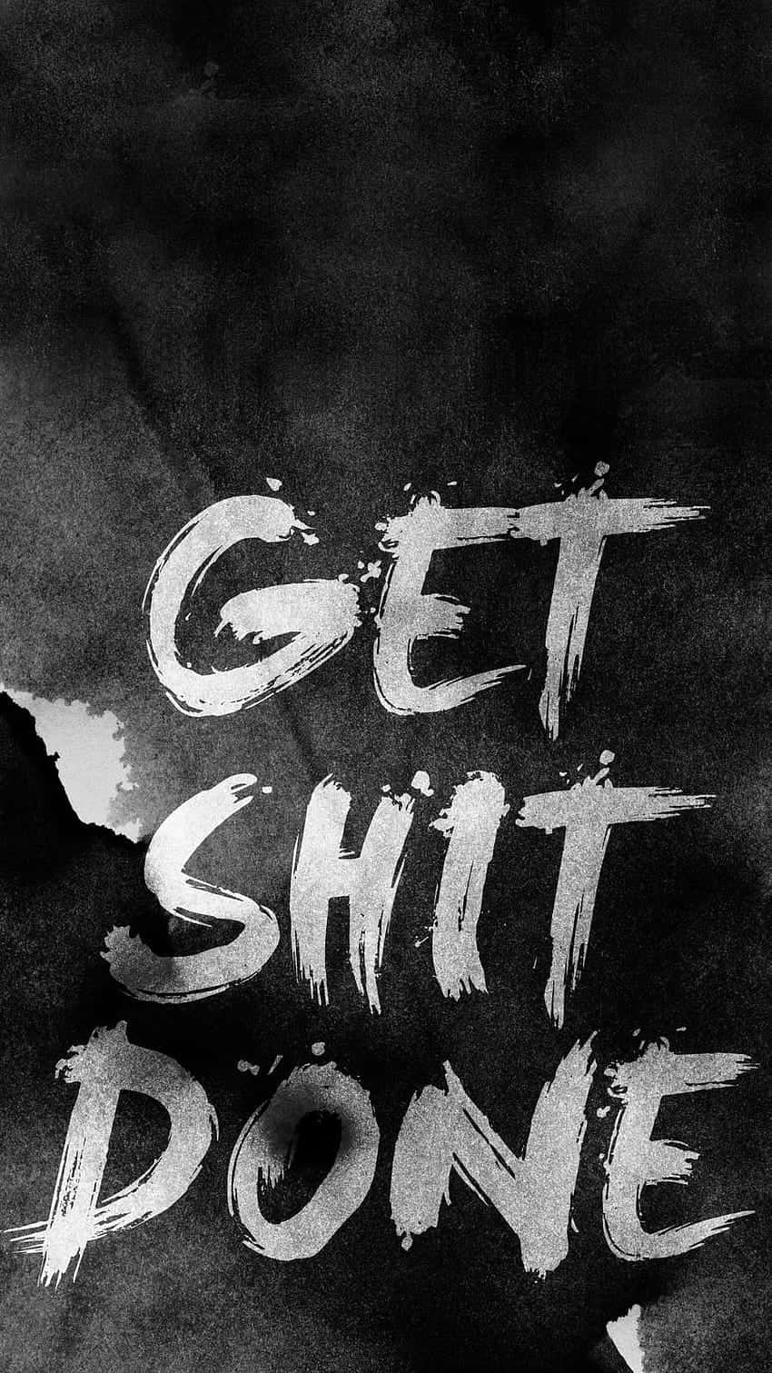 Quote 桌布 壁紙 — 粗體白色筆觸文字在紋理深灰色背景上寫著「get shit done」。