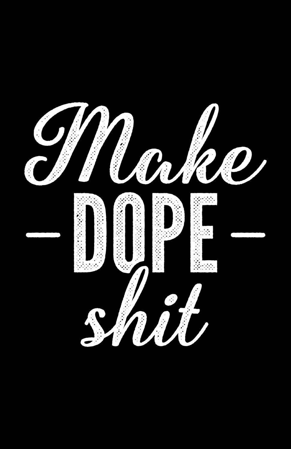 Cool Dope 桌布 壁紙 — 粗體白色紋理字體在純黑色背景上顯示「Make -DOPE- shit」。