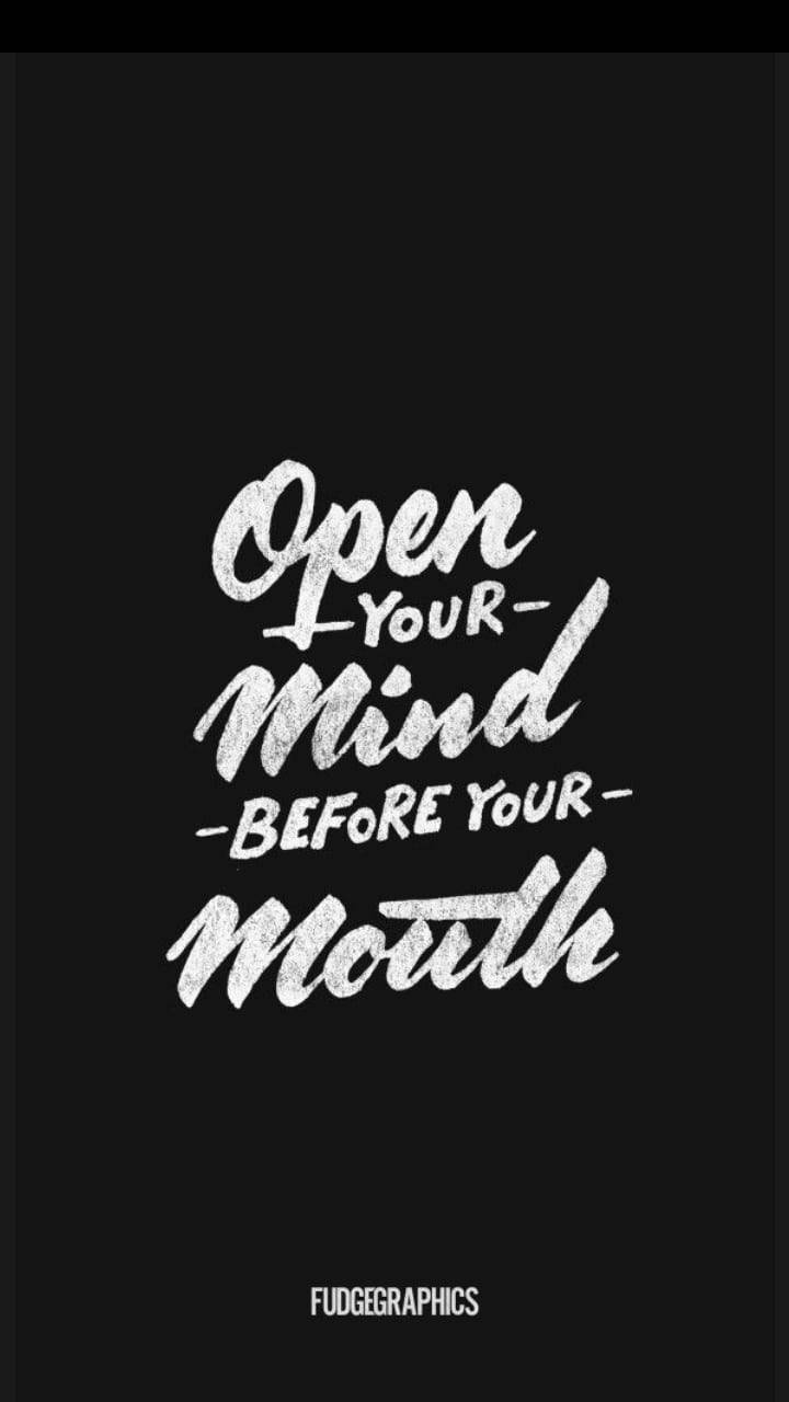 語錄 桌布 壁紙 — 粗體白色紋理字體在純黑色背景上顯示「Open Your Mind Before Your Mouth」。