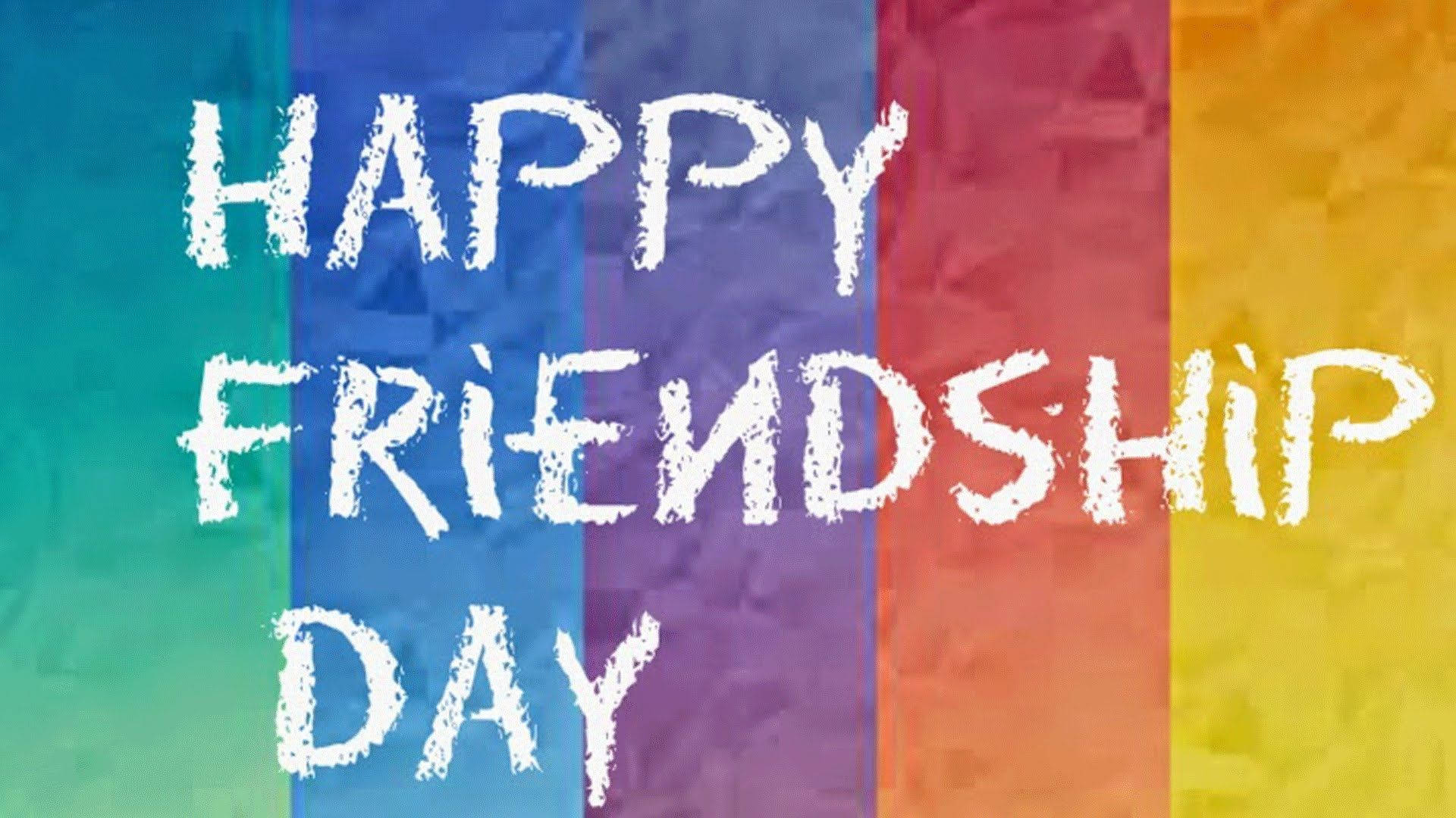 Friendship Day 桌布 壁紙 — 粗體白色紋理文字在充滿活力的彩虹條紋和皺紙紋理上寫著「友誼日快樂」。