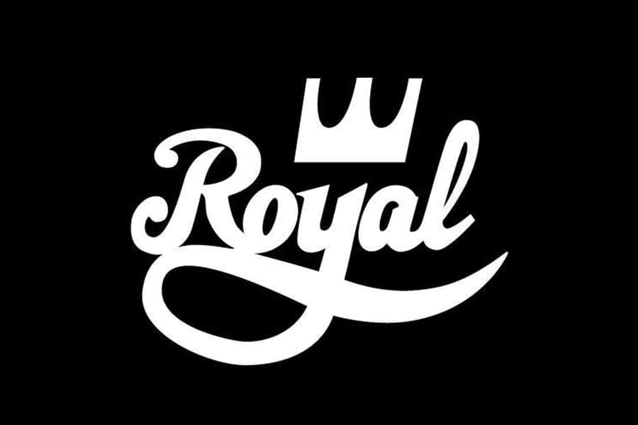 桌布 壁紙 — 粗體白色草書 'Royal'，頂部有皇冠，襯托在純黑背景上。