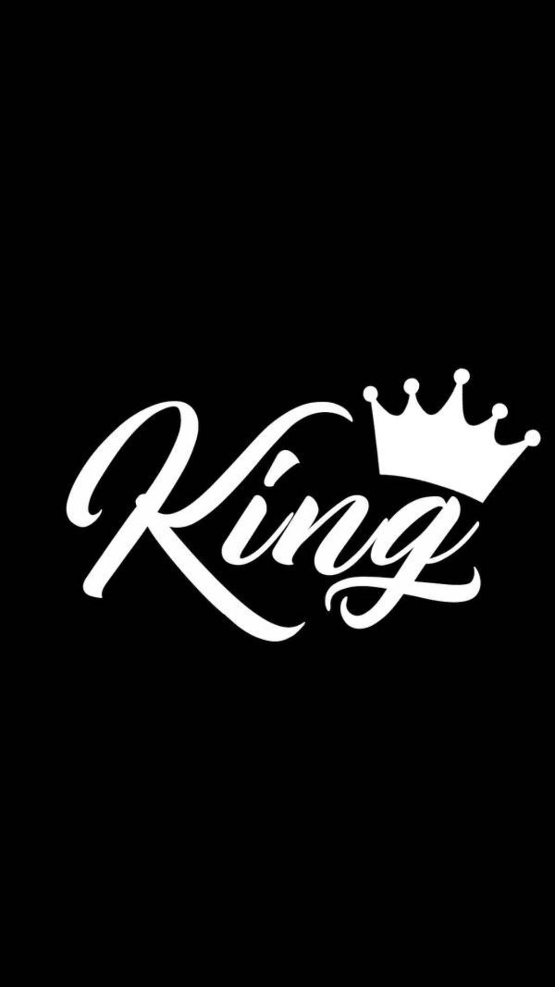 黑王 桌布 壁紙 — 粗體白色草書單詞「King」，帶有皇冠圖示，居中於純黑色背景上。