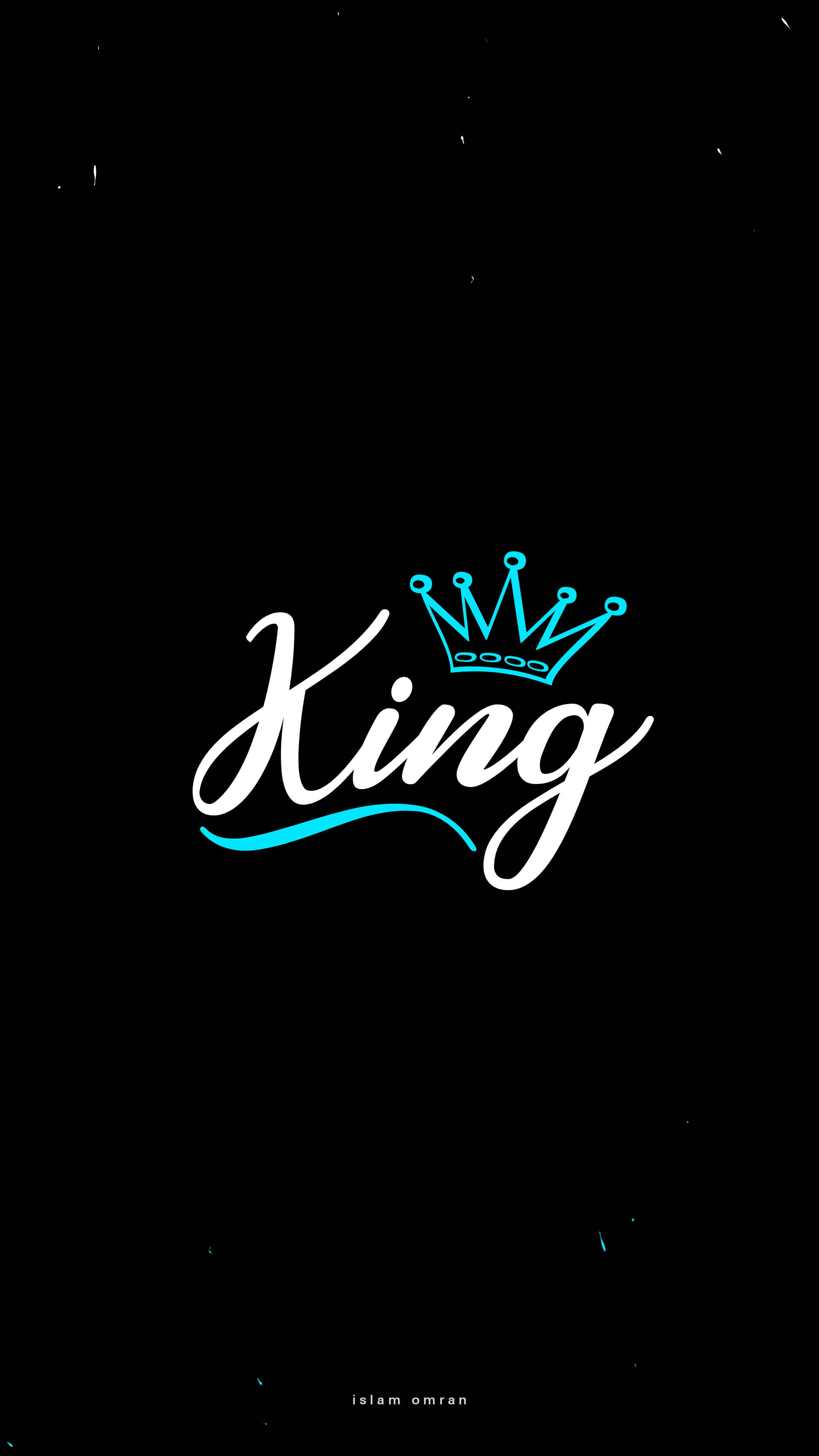 黑王 桌布 壁紙 — 粗體白色草書單詞 'King' 戴著青色皇冠，居中於帶有細微斑點的黑色背景上。