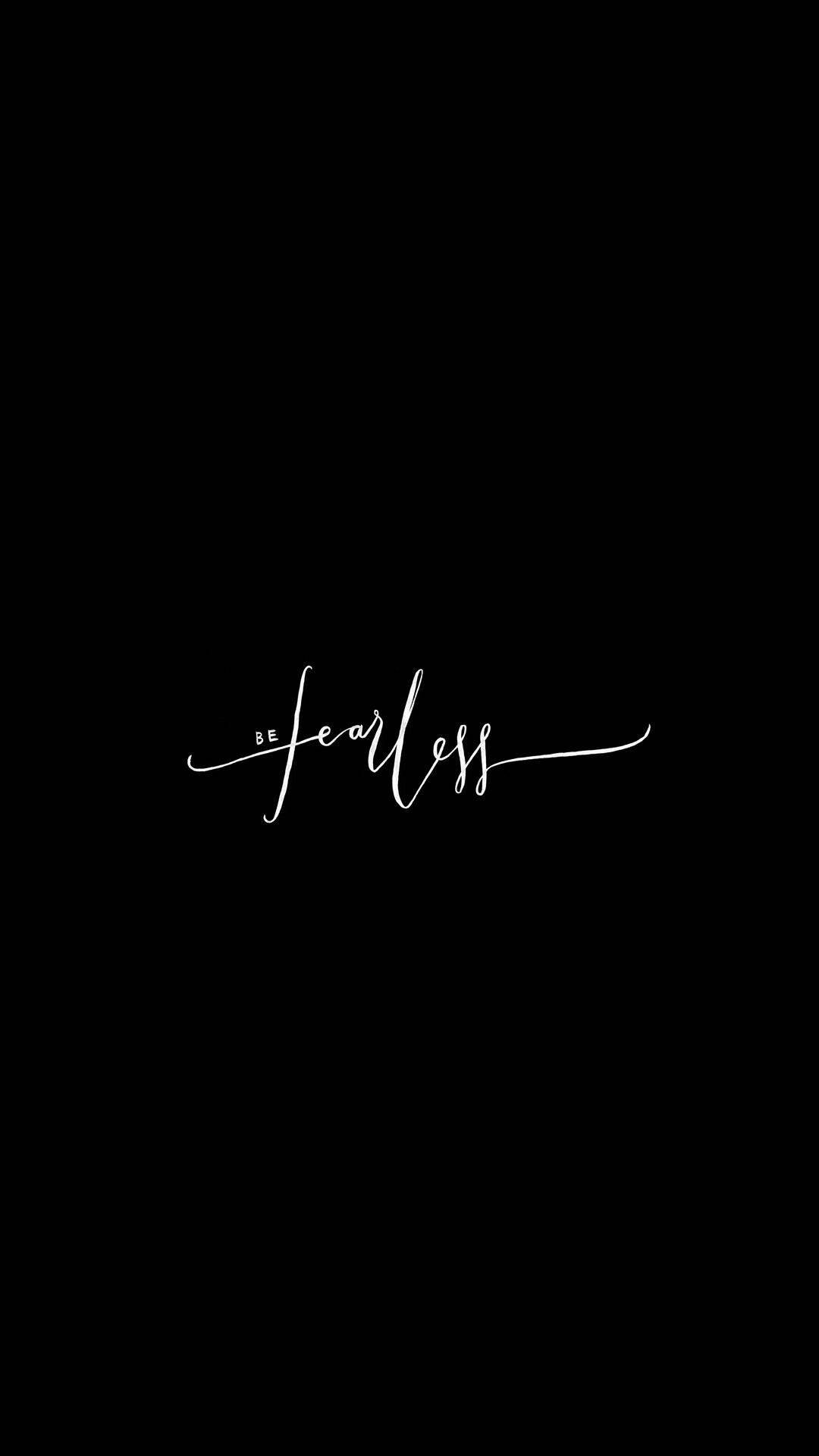 基督教 iPhone 桌布 桌布 壁紙 — 粗體白色草書文字 'be fearless' 居中在純黑色背景上。
