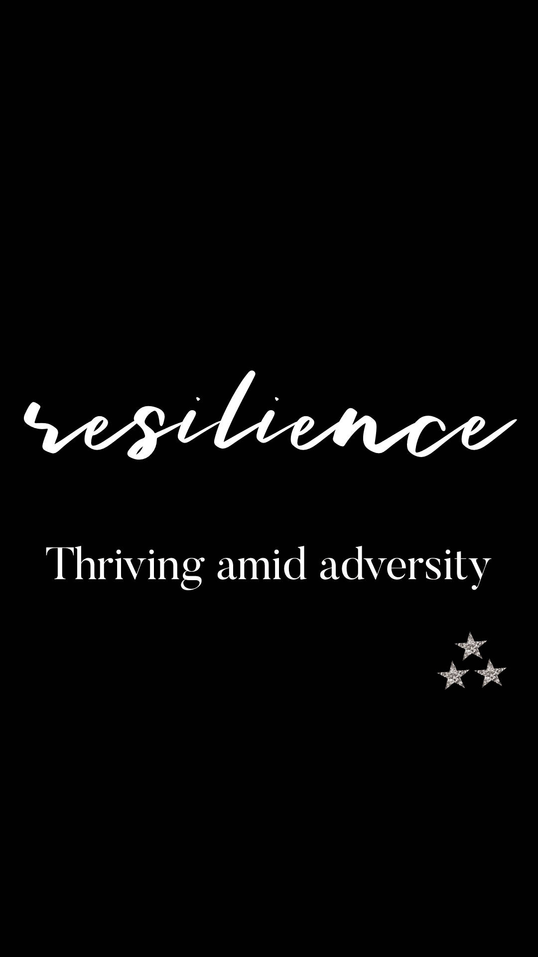 可愛語錄 桌布 壁紙 — 粗體白色草書文字 resilience 及副標題 thriving amid adversity，在純黑背景上配有三顆閃爍星星。