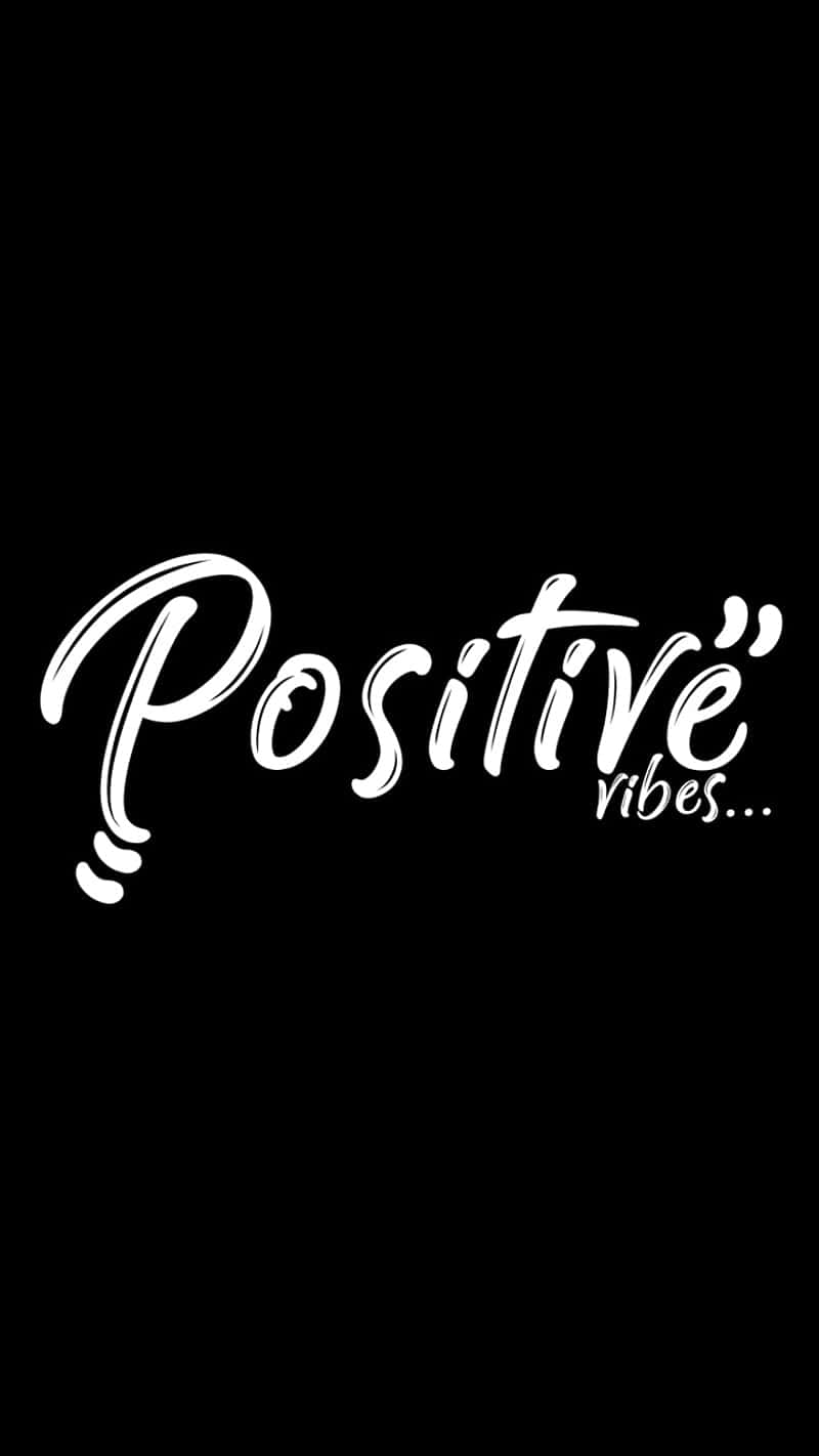positive vibes 桌布 壁紙 — 粗體白色草書文字在純黑色背景上寫著「Positive vibes...」。