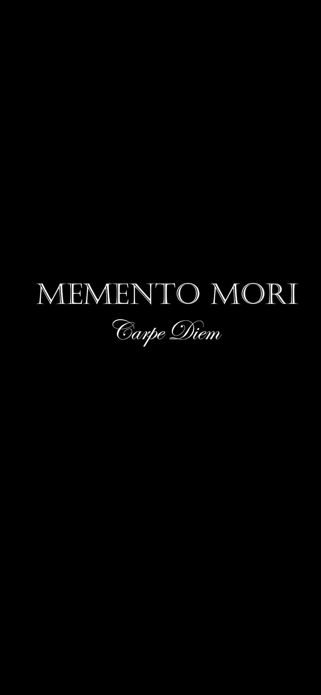 Memento Mori 桌布 壁紙 — 粗體白色襯線文字 'MEMENTO MORI' 和草書 'Carpe Diem' 居中在簡潔的黑色背景上。