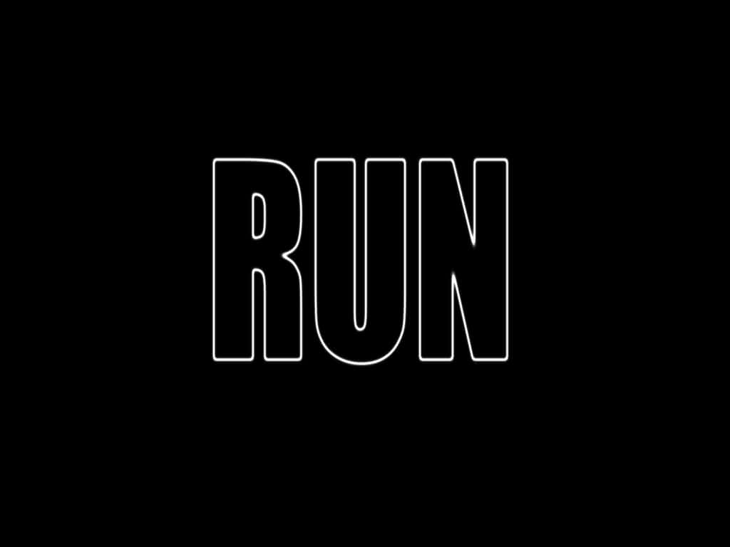 Run 桌布 壁紙 — 粗體白色輪廓字母組成的單詞 RUN 居中於純黑色背景上。